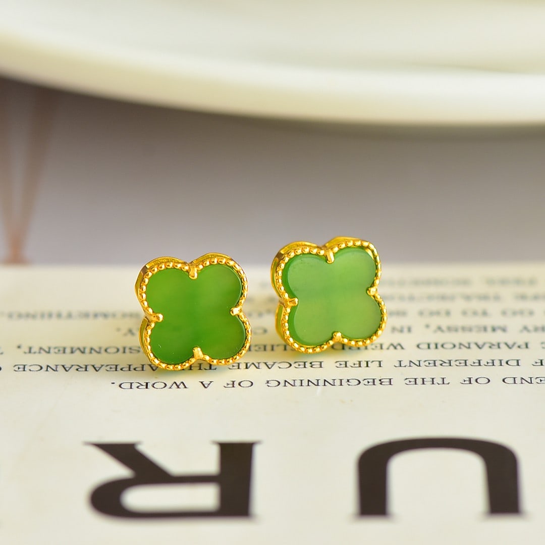 A Pair of Exquisite Sterling Silver-Gold Plated Inlaid Jasper Earrings: A Pair of Exquisite Sterling Silver-Gold Plated Inlaid Jasper Earrings,Size:10mmx10mm 一对纯银镀金镶碧玉耳钉