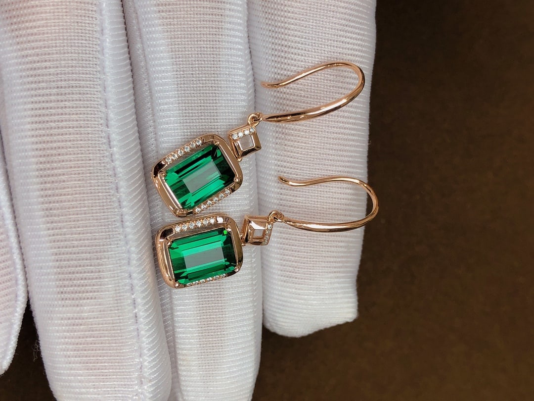 A Pair of 3.6Ctw Natural Tourmaline Earrings: A Pair of 3.6Ctw Natural Tourmaline Earrings,Size:8.7mmx6mm 一对3.6Ctw天然碧玺耳环