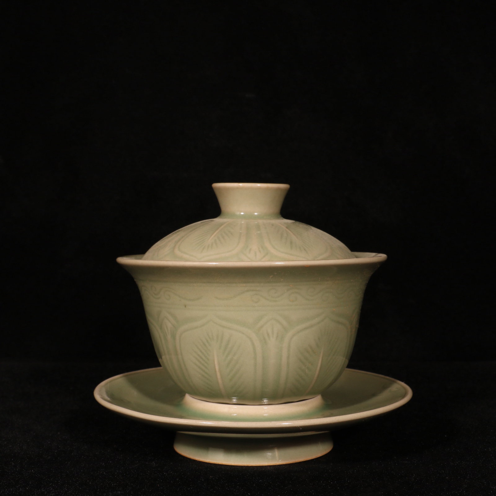 An Exquisite Yue yao Celadon Glazed Flower Pattern Bowl with Cover,with Plate (1 of 8)