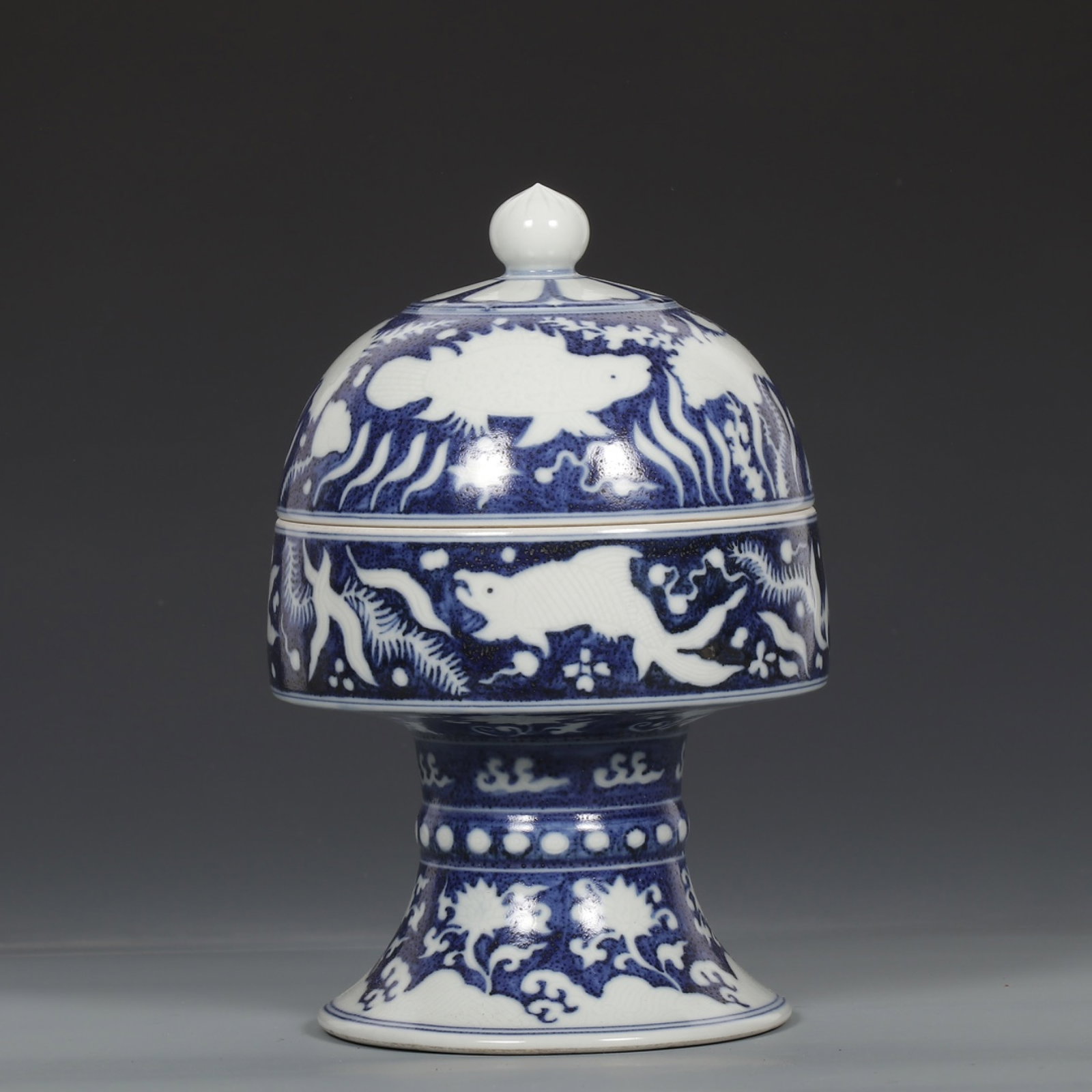 An Exquisite Blue and White Hornwort Pattern Jar with Cover: An Exquisite Blue and White Hornwort Pattern Jar with Cover,Ming Dynasty,China ,Xuande Six-character Mark,Size:8.5inx5.3in