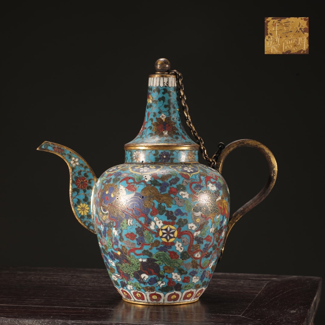 An Exquisite Cloisonne Flower and Lion Pattern Ewer: An Exquisite Cloisonne Flower and Lion Pattern Ewer,Ming Dynasty,China,Xuande Six-Character Mark,Size:5.6inx9.6in,Weight:1250g 景泰蓝花卉狮子纹执&