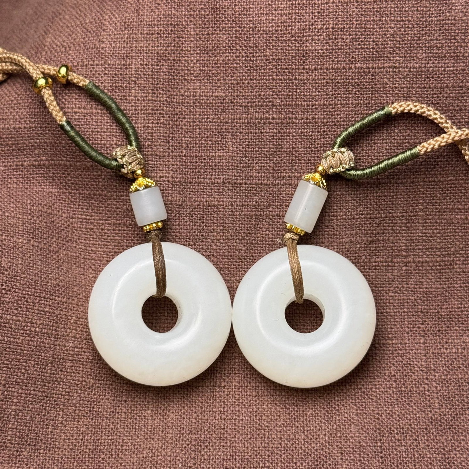 A Pair of Exquisite White Jade Pendants: A Pair of Exquisite White Jade Pendants,Qing Dynasty,China,Size:27.5mmx12mm,Weight:38g 一对白玉挂件,中国清代