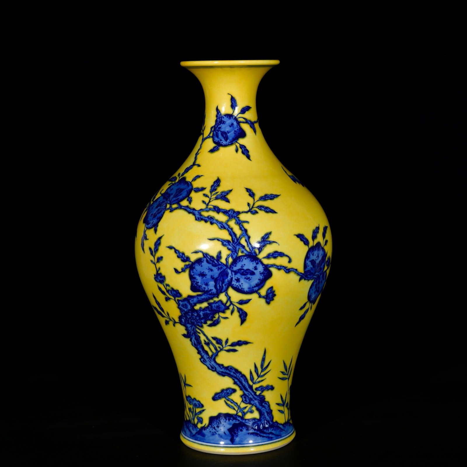 A Rare Blue and White Bats and Peach Pattern Vase: A Rare Blue and White Bats and Peach Pattern Vase,Qing Dynasty,China,Qianlong Six-Character Mark,Size:15.4inx7.9in 青花蝙蝠桃子纹瓶,中国