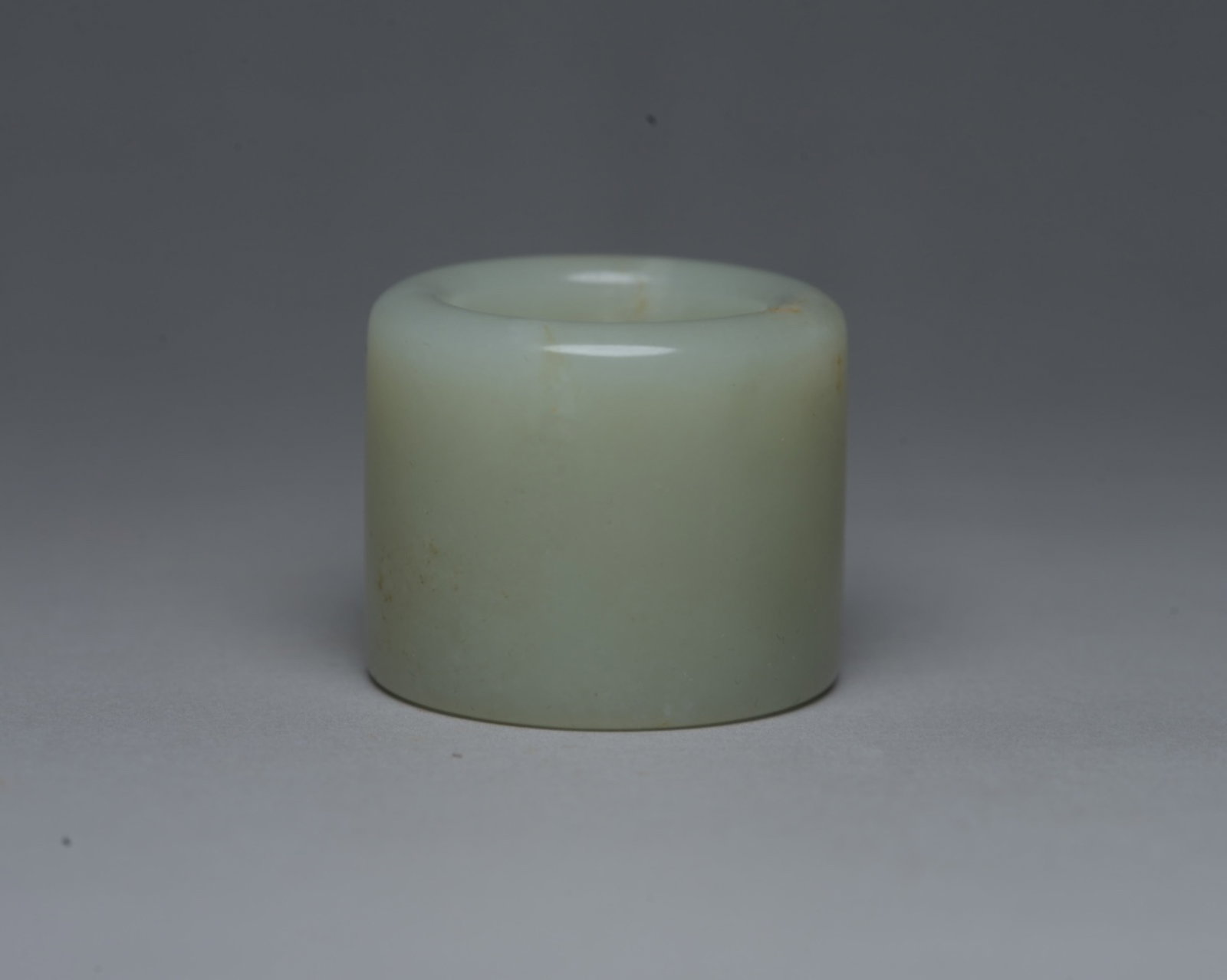 An Exquisite White Jade Thumb Ring - 2