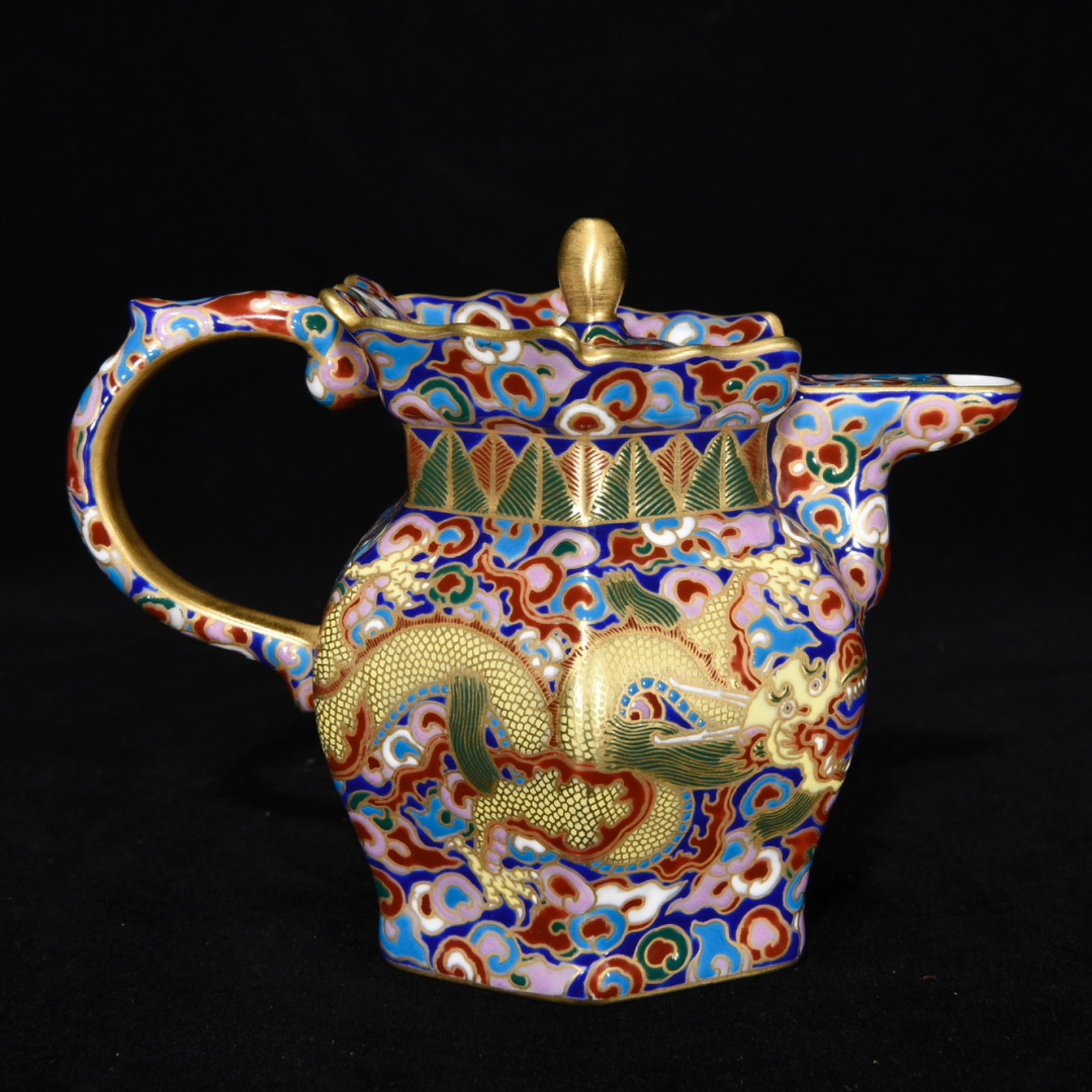 An Exquisite Enamel Dragon Pattern Pot: An Exquisite Enamel Dragon Pattern Pot,Qing Dynasty,China,Qianlong Four-Character Mark,Size:4.1inx5.5in 珐琅彩龙纹壶,中国清代,乾།