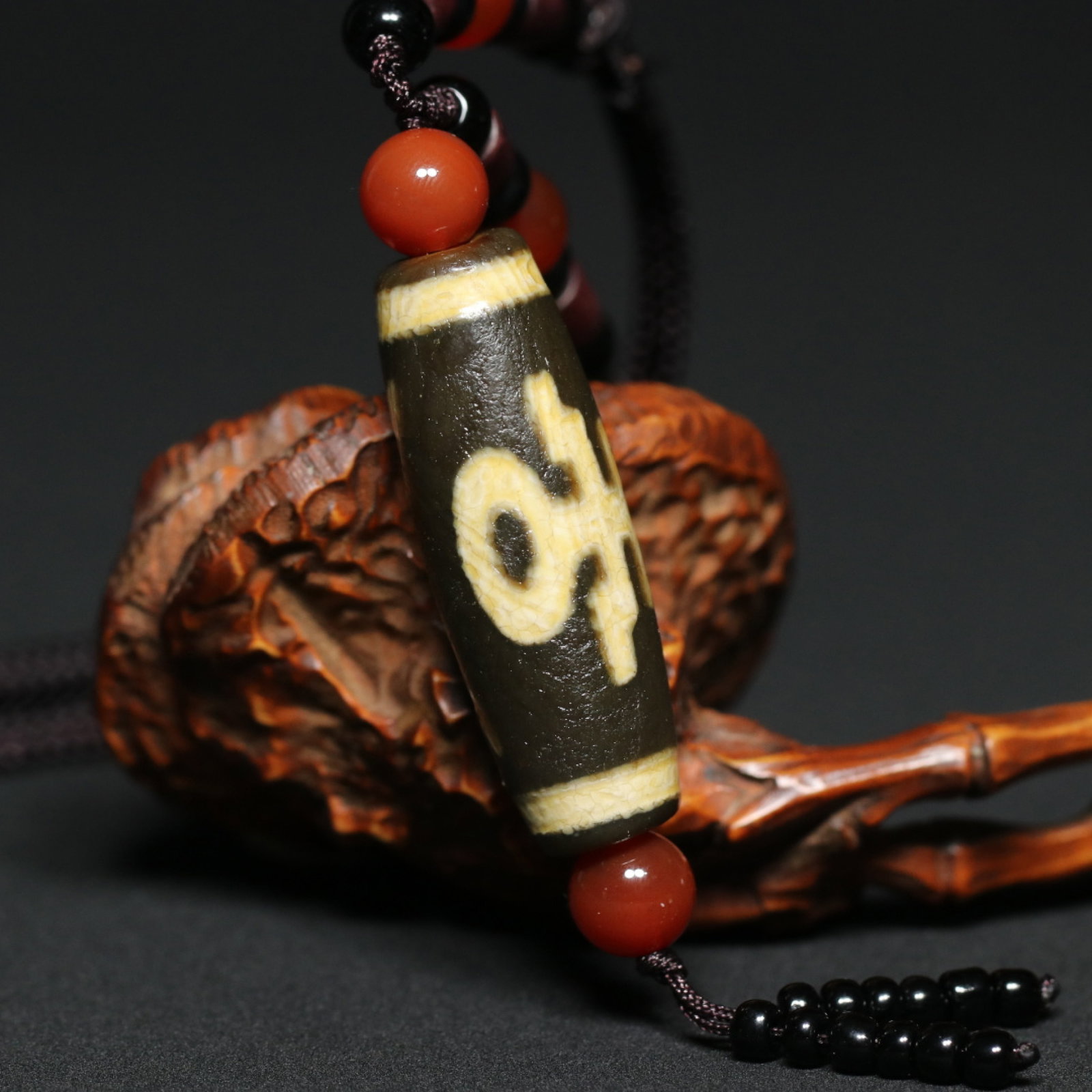 An Exquisite Dzi Bead Pendant: An Exquisite Dzi Bead Pendant,Qing Dynasty,China,Size:1.6inx0.6in,Weight:22.2g 天珠挂件,中国清代