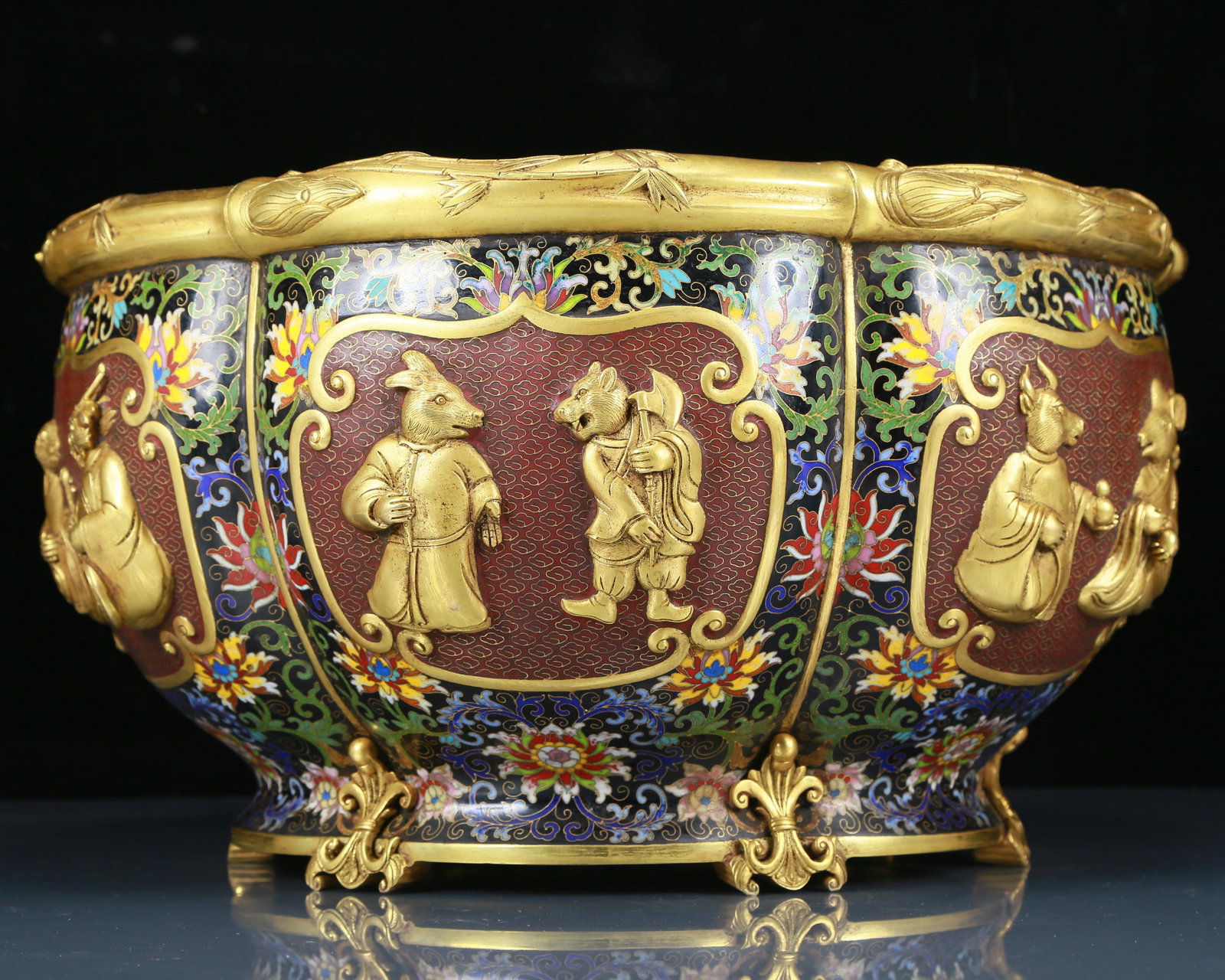 A Huge Cloisonne Lotus Pattern Animals Vat: A Huge Cloisonne Lotus Pattern Animals Vat，Qing Dynasty, China，Qianlong Four-character Mark，Size:15.7inx9.1in，Weight:18.10kg 景泰蓝缠枝莲