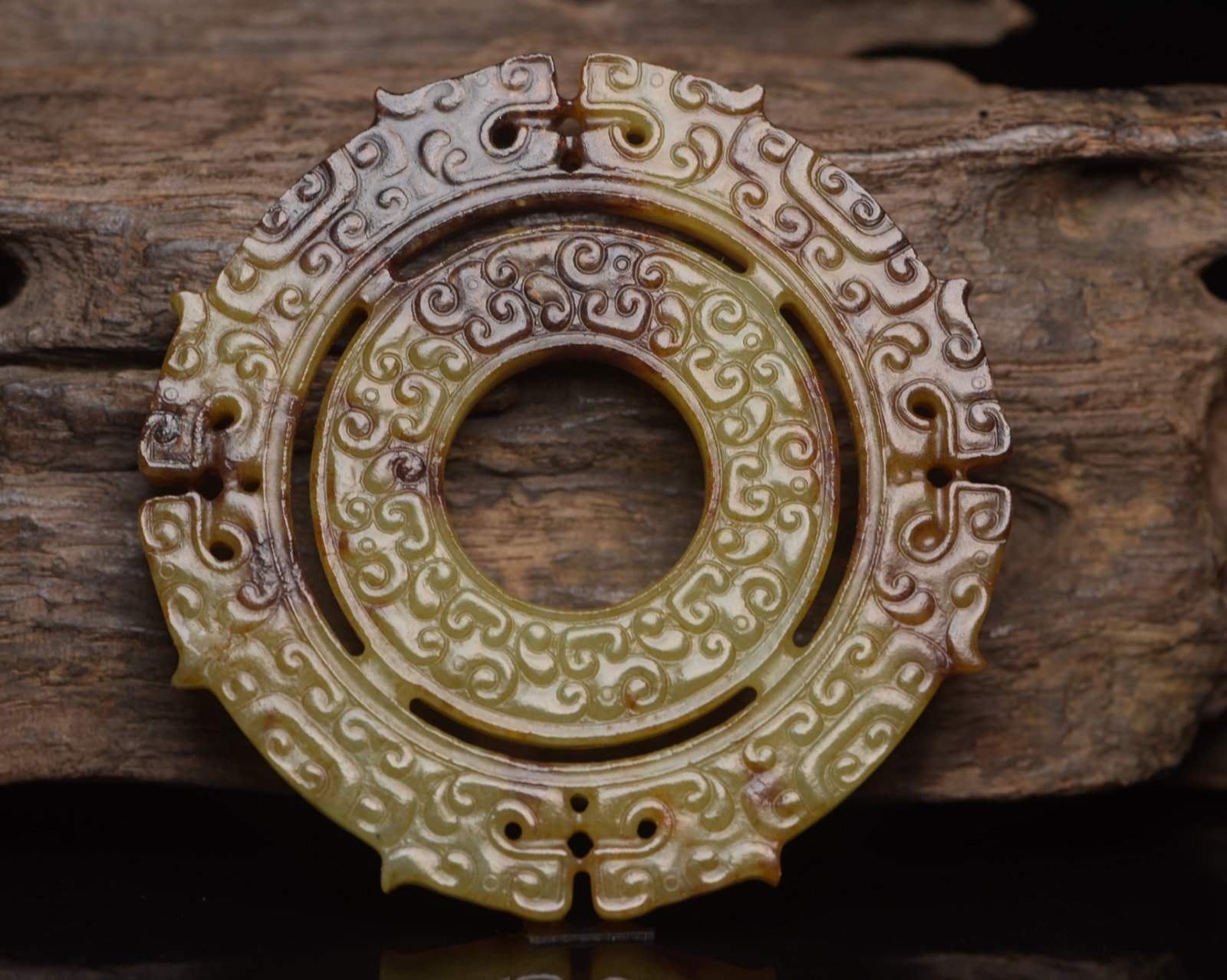 An Exquisite Yellow Jade Chi-Dragon Pattern Pendant: An Exquisite Yellow Jade Chi-Dragon Pattern Pendant,Qing Dynasty,China,Size:2.7inx2.7inx0.2in,Weight:45g 黄玉螭龙纹挂件,中国清代