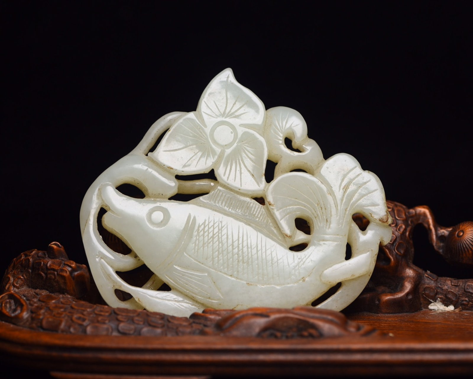 An Exquisite White Jade Fish Pattern Pendant: An Exquisite White Jade Fish Pattern Pendant,Qing Dynasty,China,Size:3inx2.5inx0.4in,Weight:71g 白玉鱼纹牌,中国清代