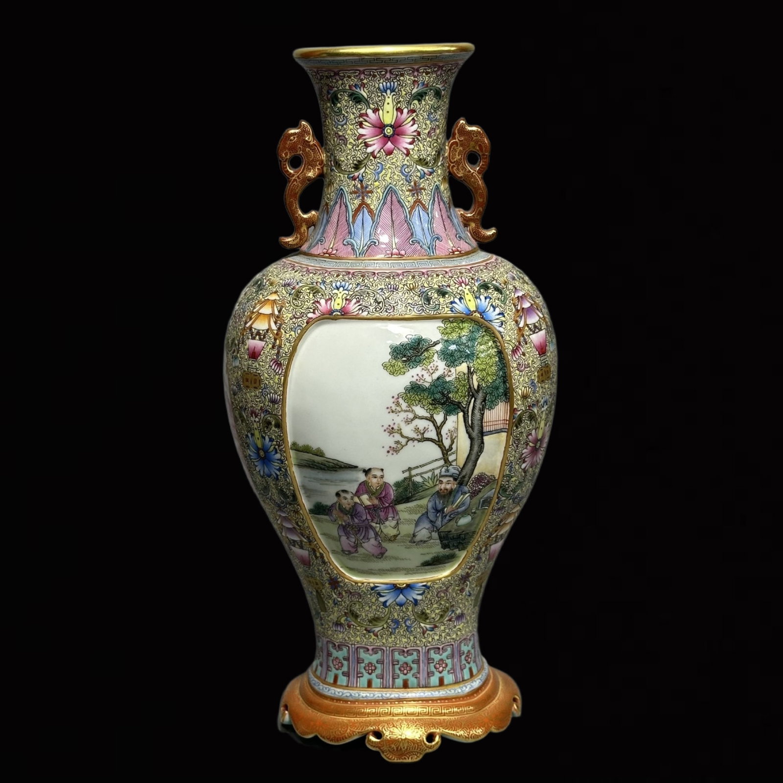 An Exquisite Famille-Rose Figure Pattern Double-Ears Vase: An Exquisite Famille-Rose Figure Pattern Double-Ears Vase,Qing Dynasty,China,Qianlong Six-Character Mark,Size:9.3inx4.7in 粉彩人物纹双耳瓶,中Þ
