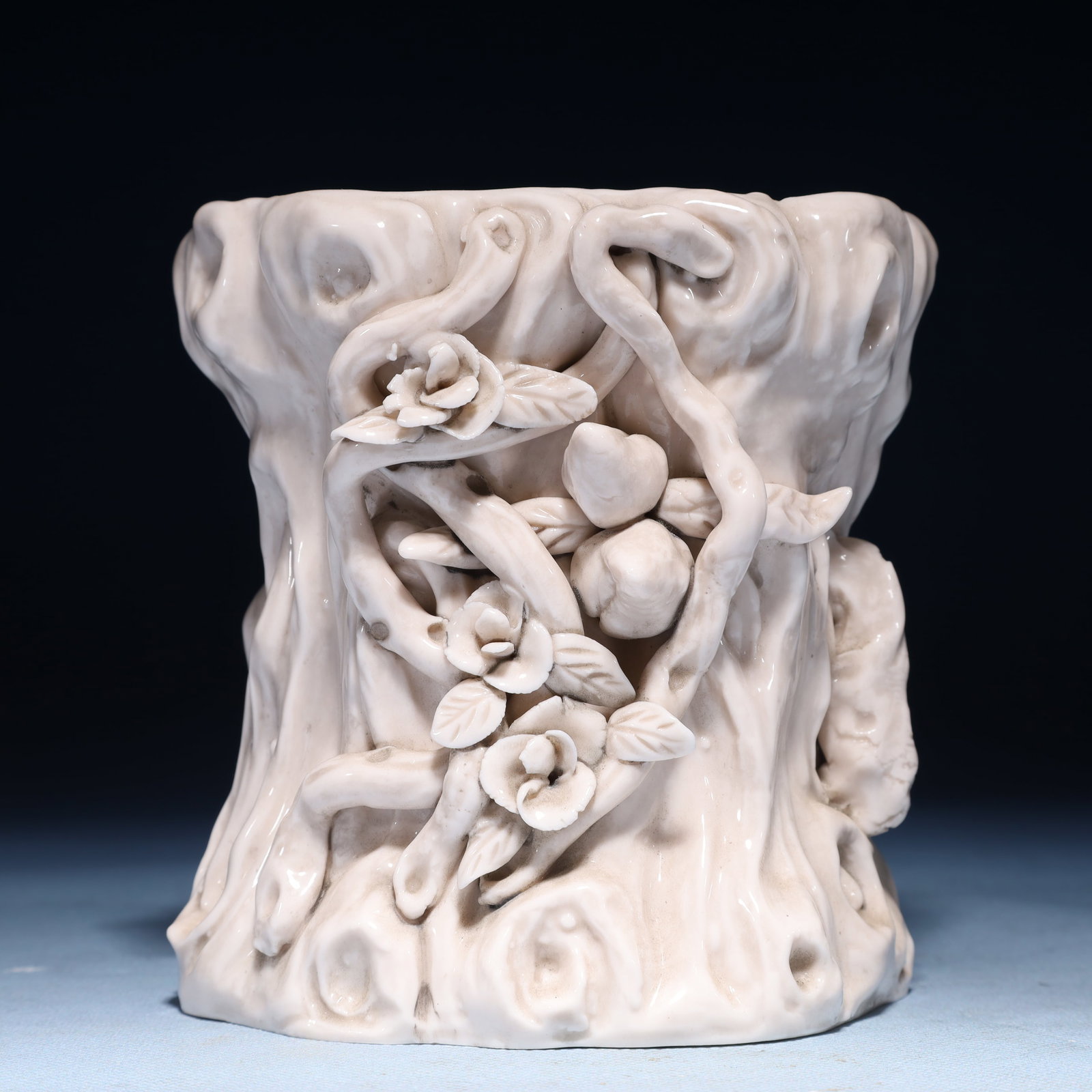 An Exquisite Blance-De-Chine Flower and Fruit Pattern Brush Pot: An Exquisite Blance-De-Chine Flower and Fruit Pattern Brush Pot Blance-De-Chine Flower and Fruit Pattern Brush Pot,Ming Dynasty,China,Size:4.7inx4.3inx5.1in,Weight:850g 德化瓷花