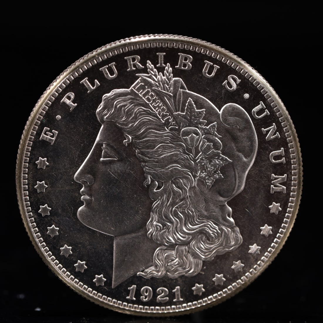 USA Morgan Dollar 1921 Coin: Obv: profile bust with date below and E PLURIBUS UNUM legend and stars around. Rev: eagle with In God we trust above within wreath with UNITED STATES OF AMERICA ONE DOLLAR legend. IN GOD WE TRUST / LI
