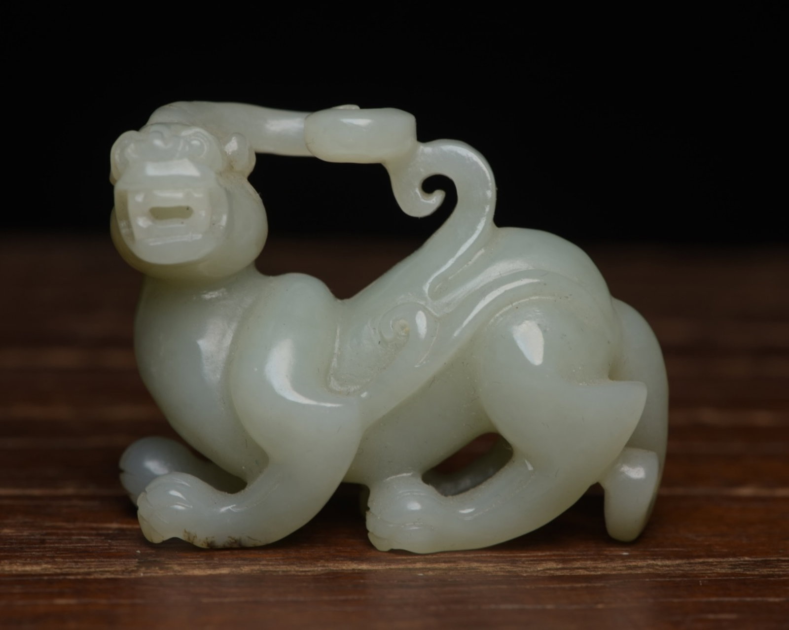 An Exquisite White Jade Beast Ornament: An Exquisite White Jade Beast Ornament,Qing Dynasty,China,Size:2.4inx1.8inx1.1in,Weight:77g 白玉兽摆件,中国清代