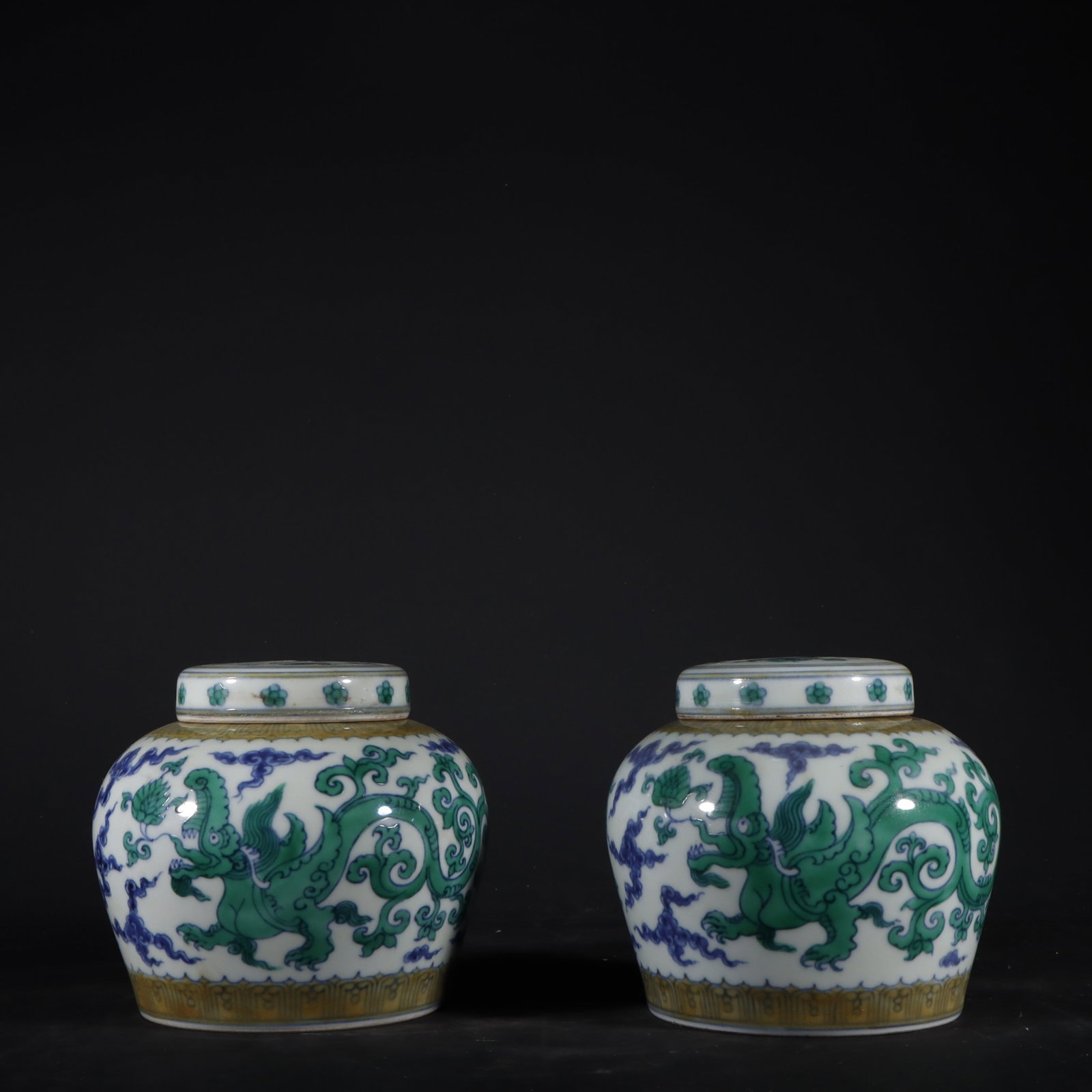 A Pair of Exquisite Auspicious Cloud and Dragon Pattern Jar: A Pair of Exquisite Auspicious Cloud and Dragon Pattern Jars,Ming Dynasty,China,Size:4.3inx4.7in 一对祥云龙纹罐,中国明代