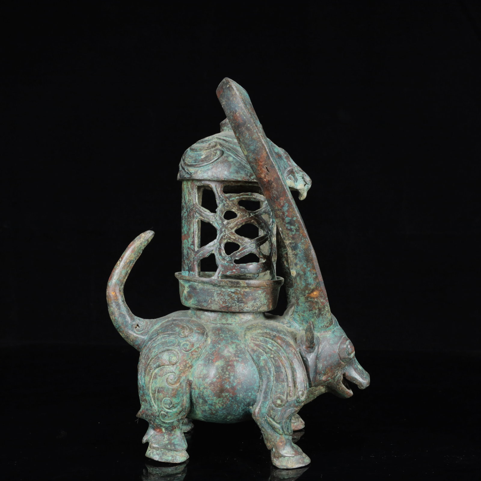 An Archaic Bronze Buffalo Palace Lantern: An Archaic Bronze Buffalo Palace Lantern,the Warring States Period in China,Size:7.1inx4.7inx10.2in,Weight:2400g 青铜牛宫灯,中国战国时੏