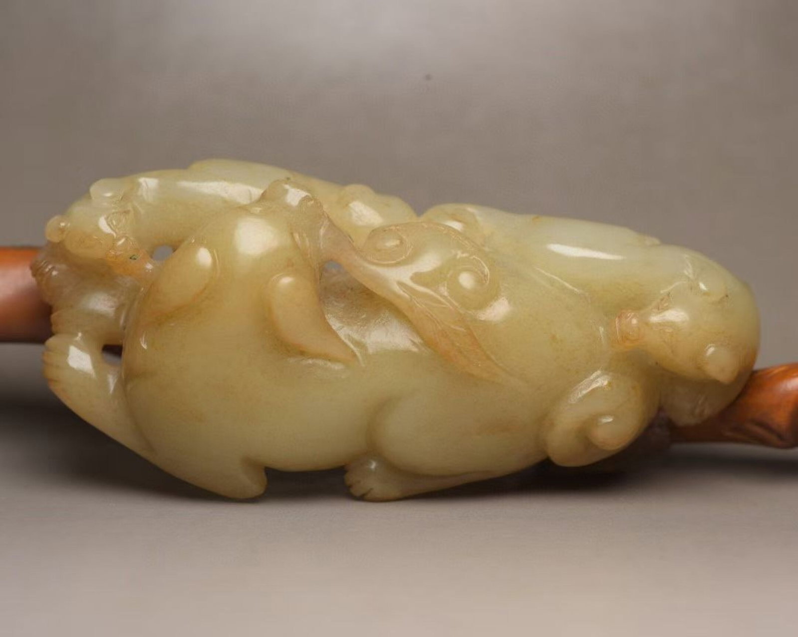 An Exquisite White Jade Beast Ornament: An Exquisite White Jade Beast Ornament,Qing Dynasty,China,Size:3.9inx1.9inx1in,Weight:130g 白玉兽摆件,中国清代