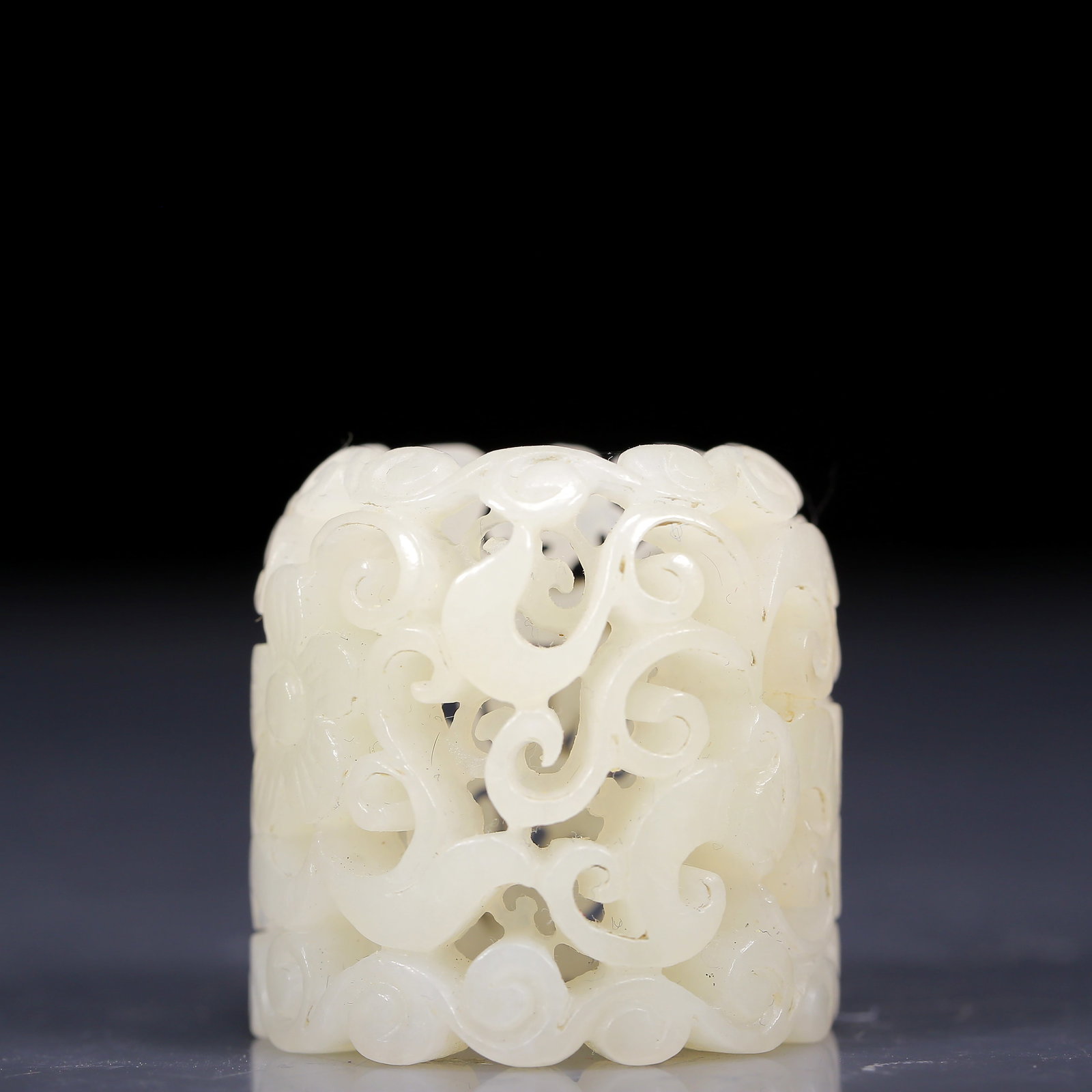 An Exquisite White Jade Flower Pattern Ring - 2