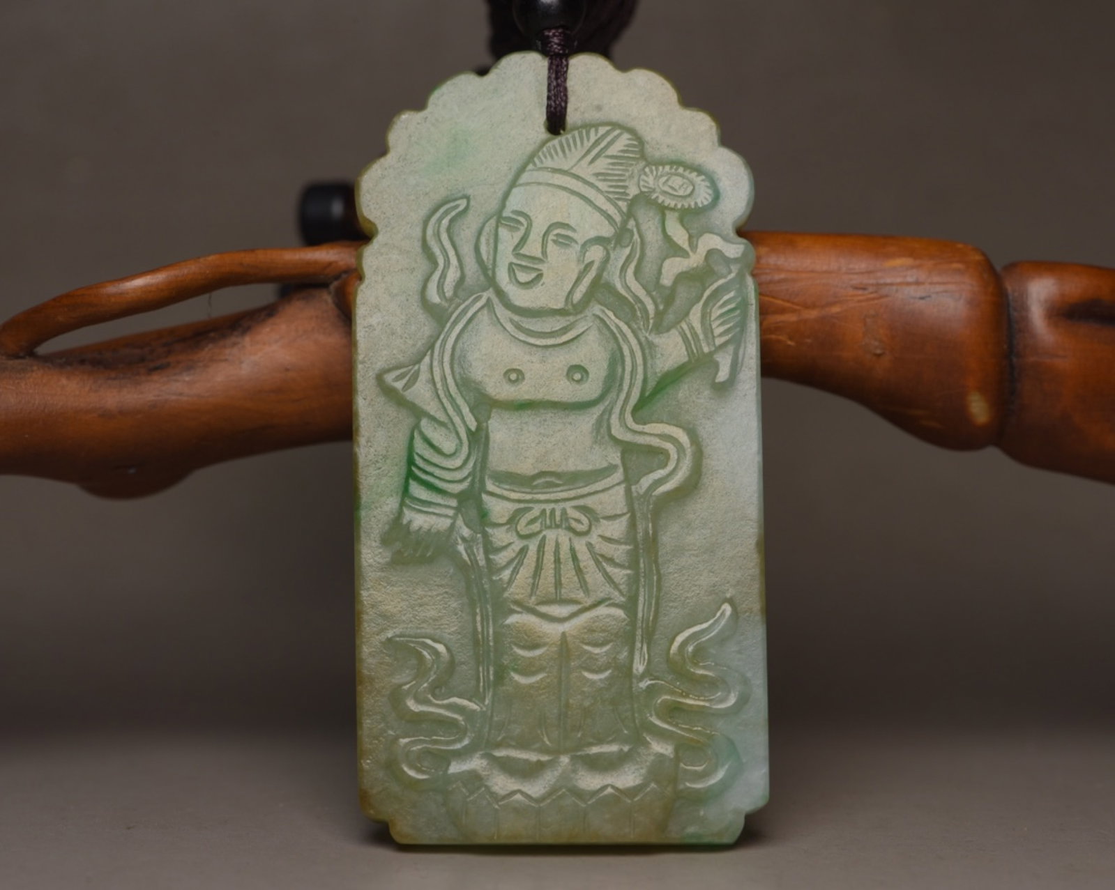 An Exquisite Jadeite Figure Pattern Pendant: An Exquisite Jadeite Figure Pattern Pendant,Qing Dynasty,China,Size:2.6inx1.3inx0.2in,Weight:36g 翡翠人物纹牌,中国清代