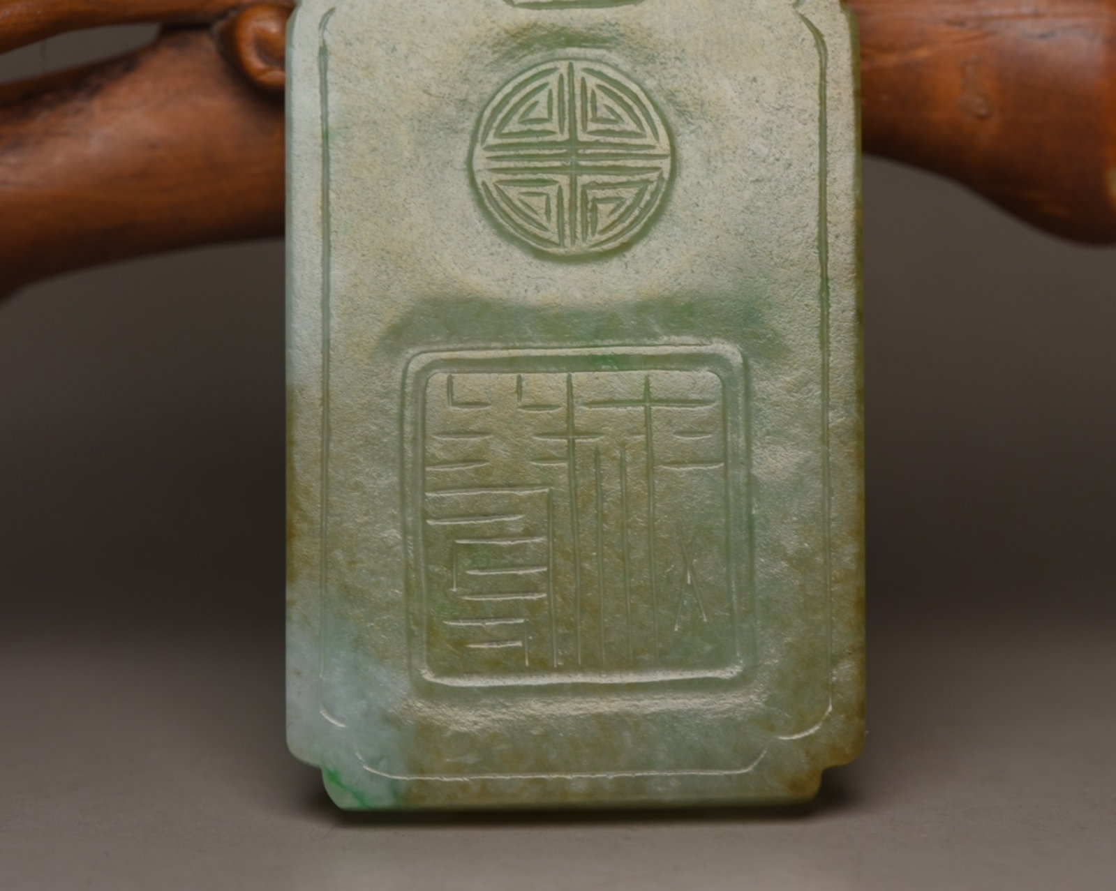 An Exquisite Jadeite Figure Pattern Pendant - 7