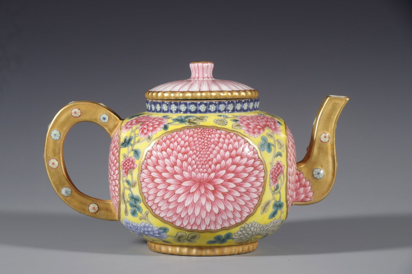 An Exquisite Yellow Ground Enamel Chrysanthemum Pattern Teapot: An Exquisite Yellow Ground Enamel Chrysanthemum Pattern Teapot,Qing Dynasty,China,Qianlong Four-character Mark,Size:4.7inx2.8in 黄地珐琅彩菊花纹茶