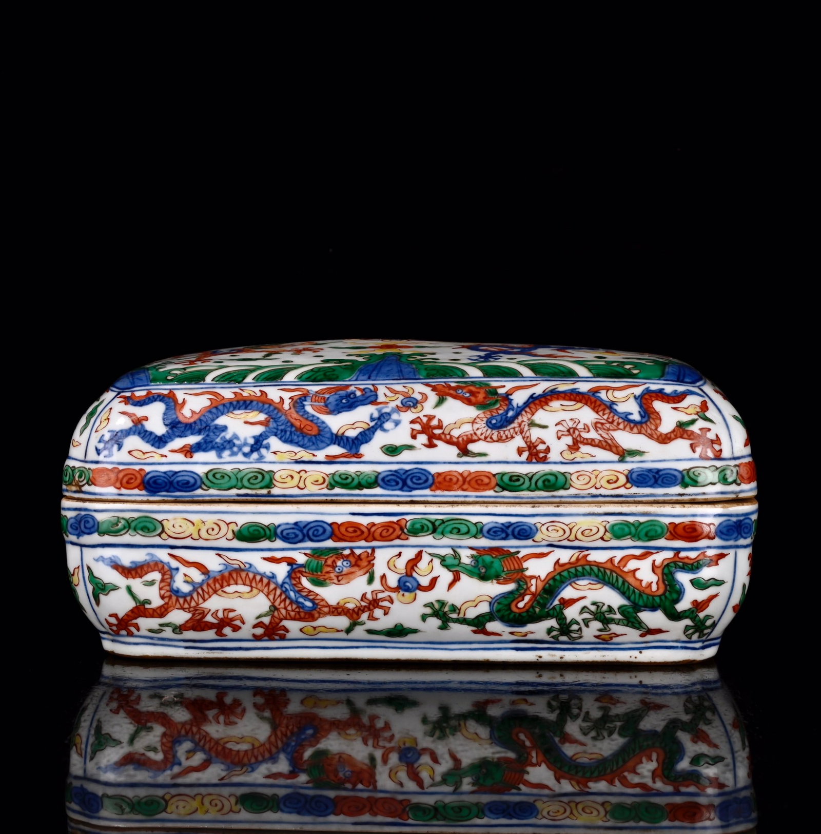 An Exquisite Doucai Auspicious Cloud and Dragon Pattern Box with Cover (1 of 9)