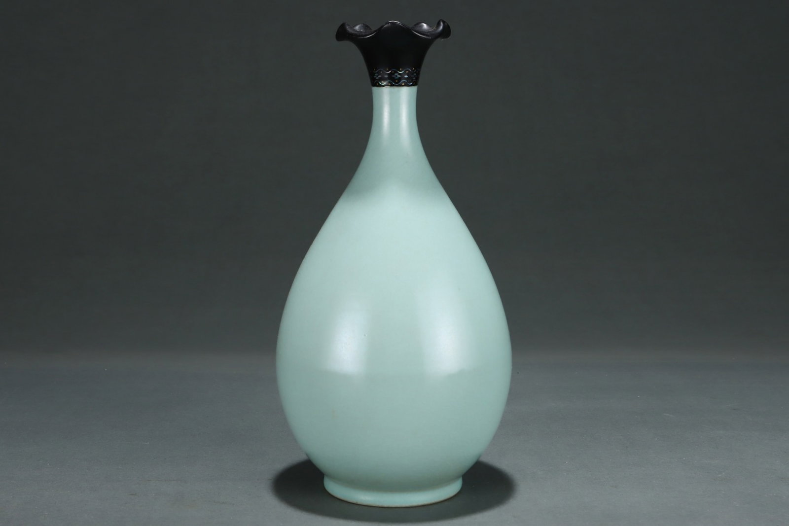 An Exquisite Ru yao Phoenix Pattern Vase - 4