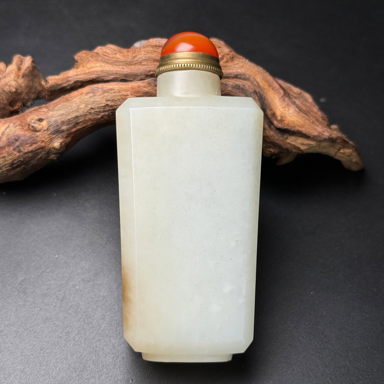 An Exquisite White Jade Snuff Bottle: An Exquisite White Jade Snuff Bottle,Qing Dynasty,China,Size:94mmx41mmx24mm,Weight:103g 白玉鼻烟壶,中国清代