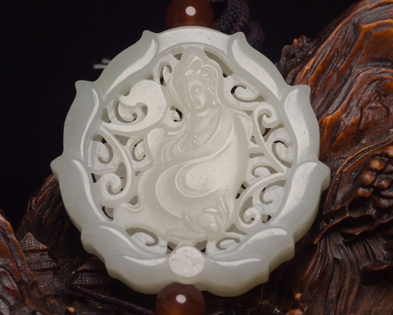 An Exquisite White Jade Statue of Avalokitesvara Pendant: An Exquisite White Jade Statue of Avalokitesvara Pendant,Qing Dynasty,China,Size:2.2inx2.2inx0.5in,Weight:47g 白玉观音像挂件,中国清代