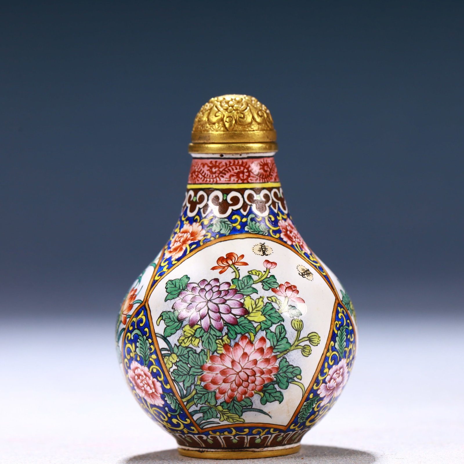 An Exquisite Painted Enamel Flower and Butterfly Pattern Snuff Bottle: An Exquisite Painted Enamel Flower and Butterfly Pattern Snuff Bottle,Qing Dynasty, China,Qianlong Four-character Mark,Size:1.6inx2.6in,Weight:62g 画珐琅花卉蝴Ś