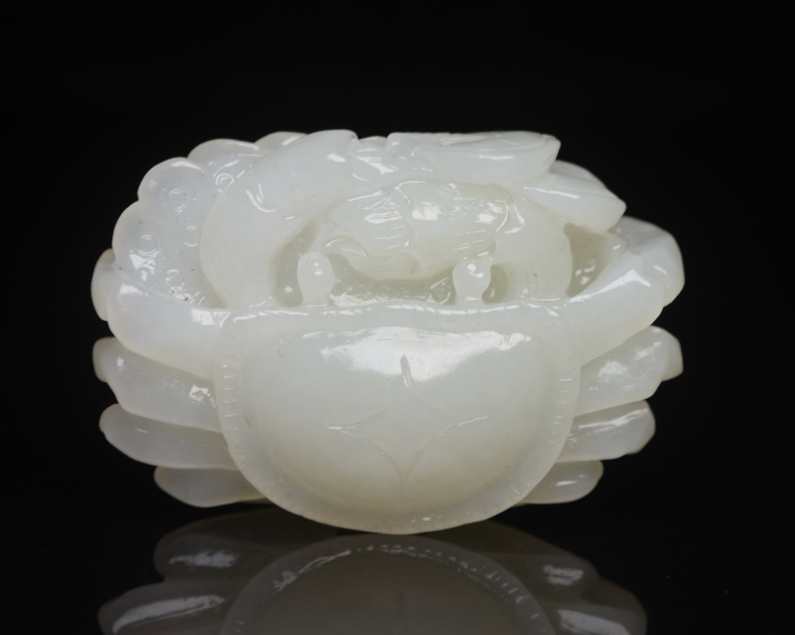 An Exquisite White Jade Crab Pattern Ornament: An Exquisite White Jade Crab Pattern Ornament,Qing Dynasty,China,Size:2.2inx1.5inx0.9in,Weight:66g 白玉螃蟹纹摆件,中国清代