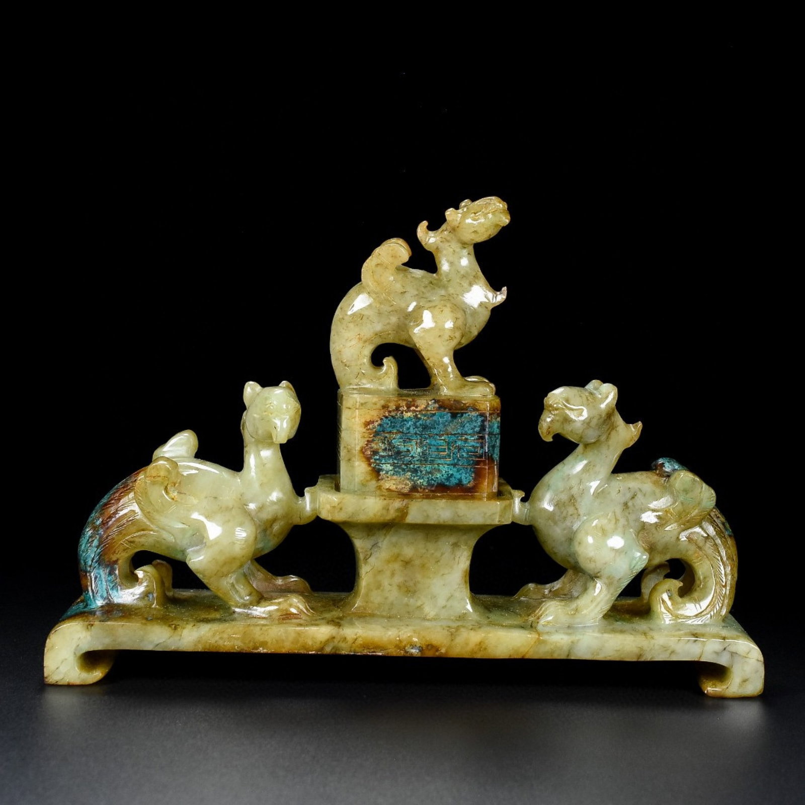 An Exquisite White Jade Phoenix Seal: An Exquisite White Jade Phoenix Seal,Qing Dynasty,China,with Mark,Size:5.1inx7.9inx2.4in,Weight:975g 白玉凤印章,中国清代,带款