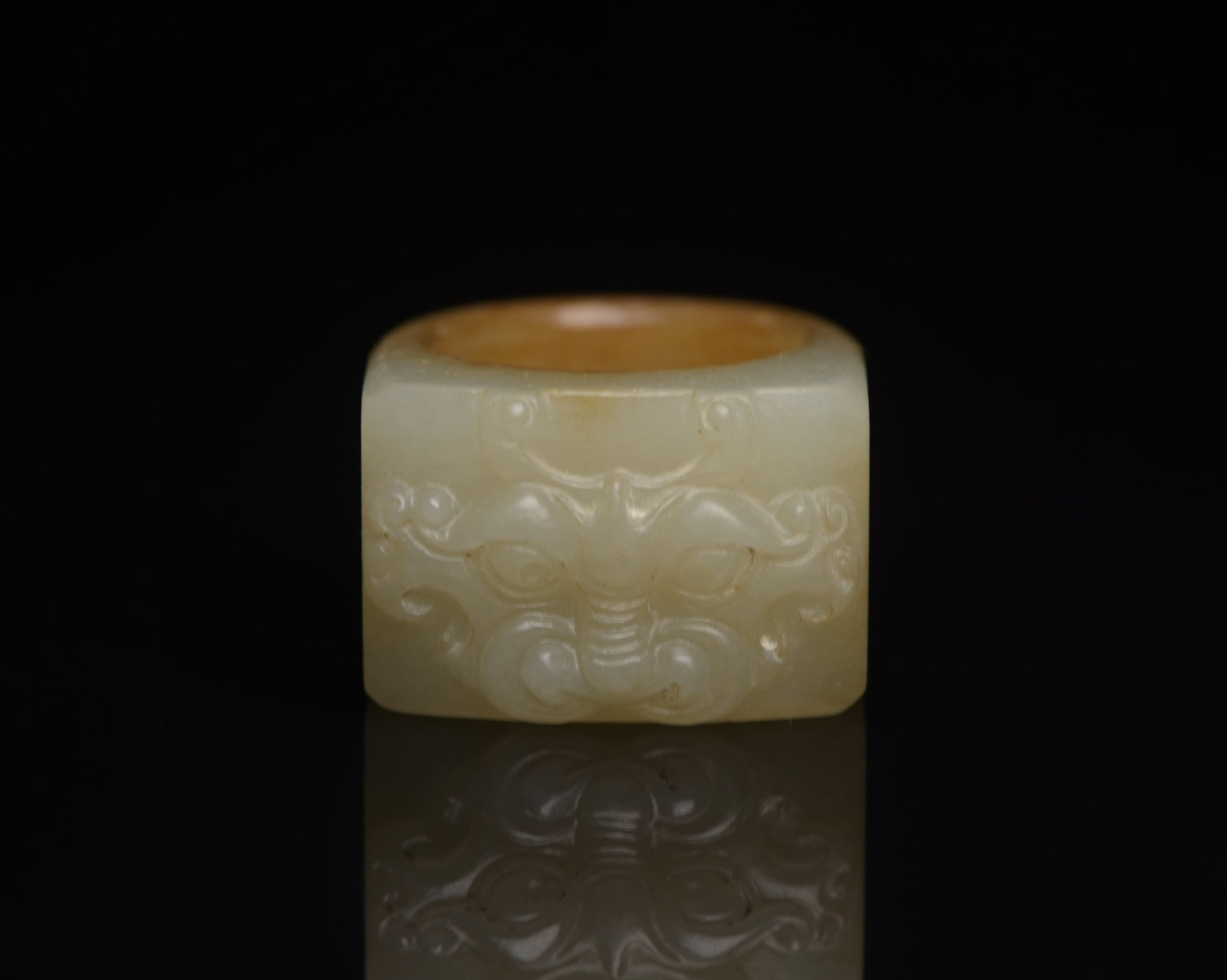 An Exquisite White Jade Beast-Face Pattern Thumb Ring: An Exquisite White Jade Beast-Face Pattern Thumb Ring,Qing Dynasty,China,Size:1.3inx0.8inx0.8in,Weight:26g 白玉兽面纹扳指,中国清代