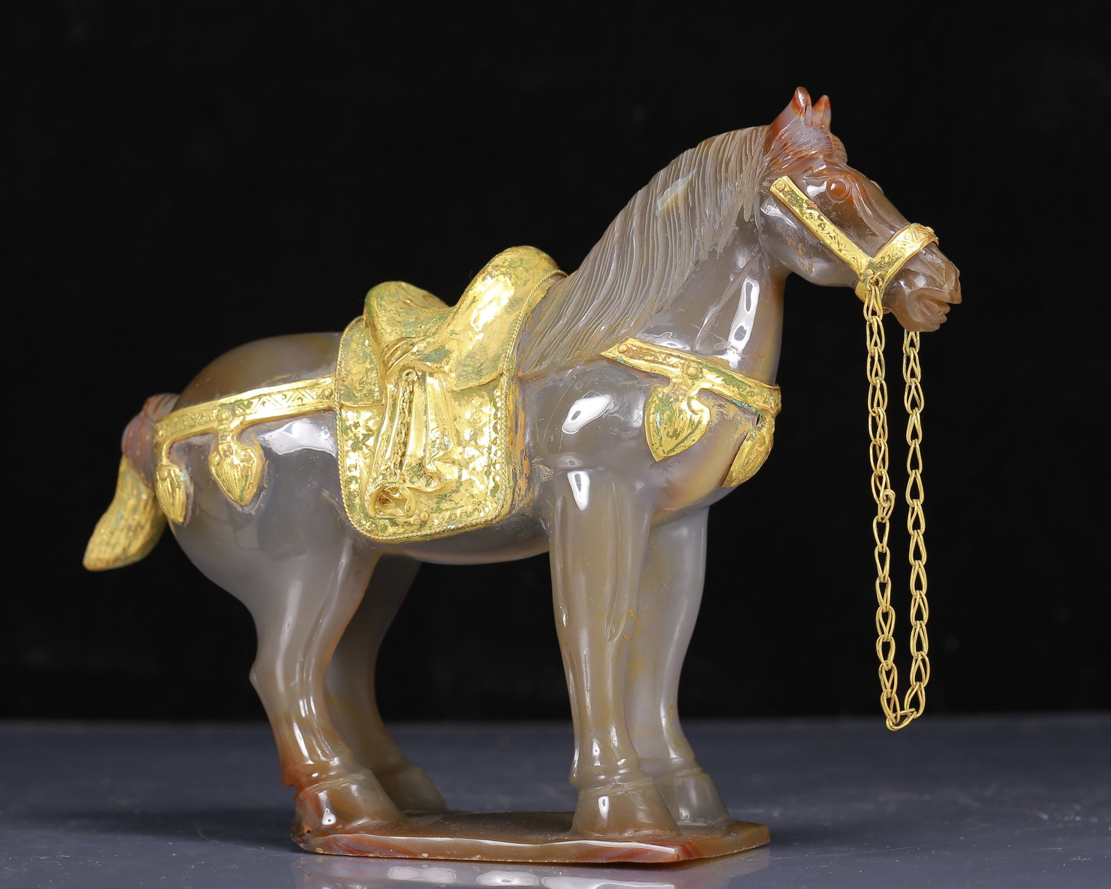 An Exquisite Agate Cover with Gold Horse Ornament: An Exquisite Agate Cover with Gold Horse Ornament,Qing Dynasty, China,Size:10.6inx3.1inx8.3in,Weight:2570g 玛瑙包金马摆件，清代