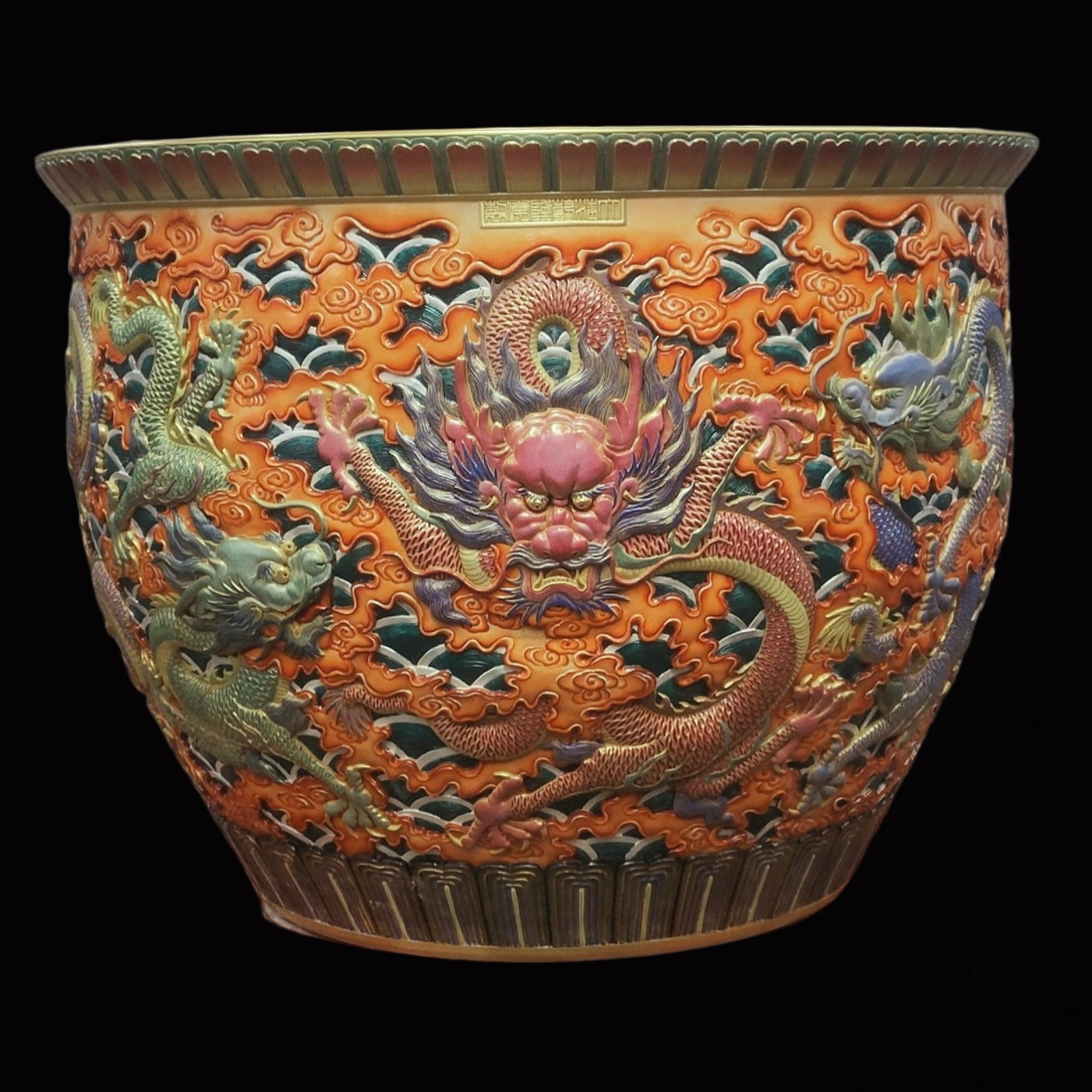 An Exquisite Famille-Rose Auspicious Cloud and Dragon Pattern Vat: An Exquisite Famille-Rose Auspicious Cloud and Dragon Pattern Vat,Qing Dynasty,China,Qianlong Six-character Mark,Size:26inx33.9in 粉彩祥云龙纹缸,中Þ