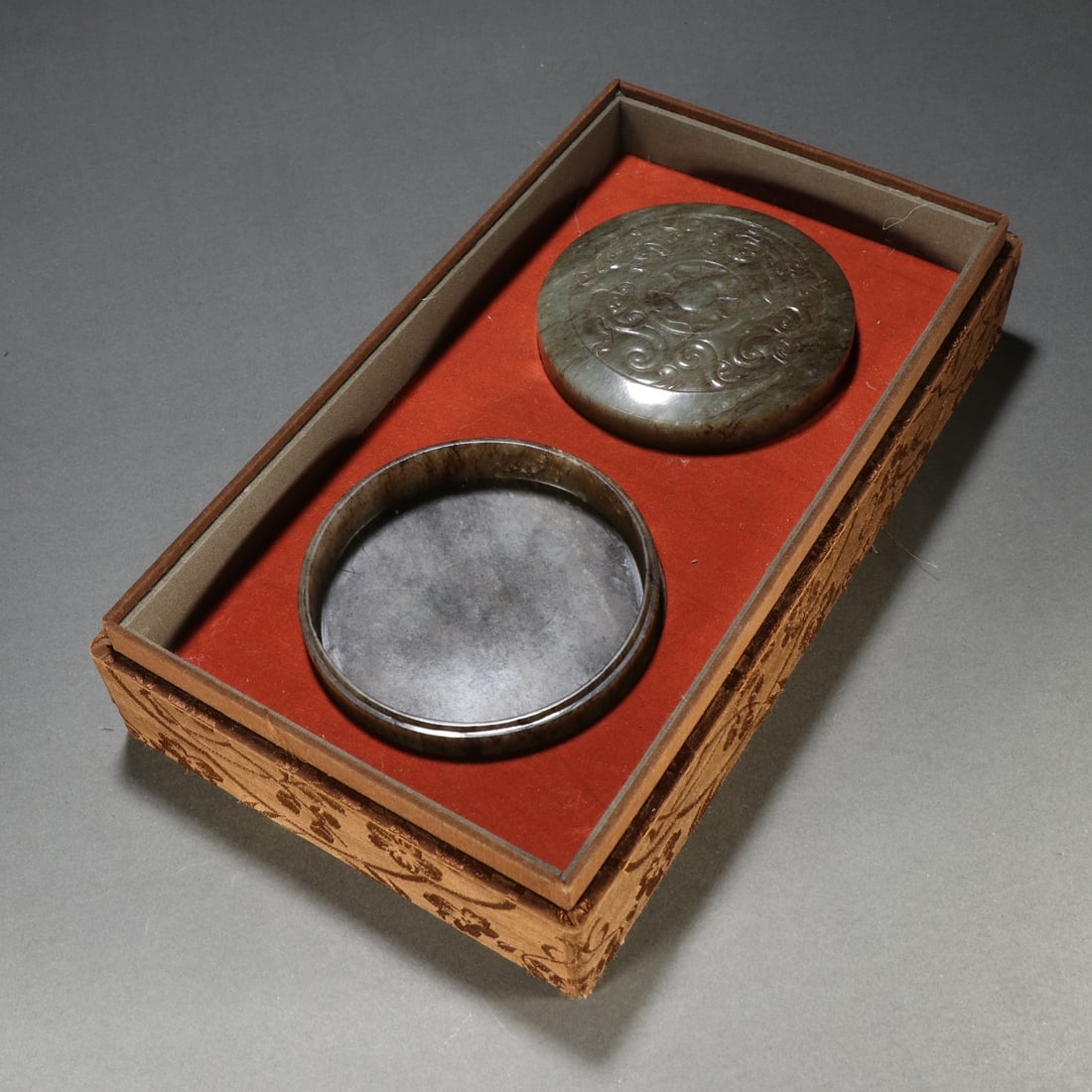 An Exquisite White Jade Chi-Dragon Pattern Cover Box: An Exquisite White Jade Chi-Dragon Pattern Cover Box,Han Dynasty, China,Size:1.6inx3.9in,Weight:261.6g 白玉螭龙纹盖盒,中国汉代