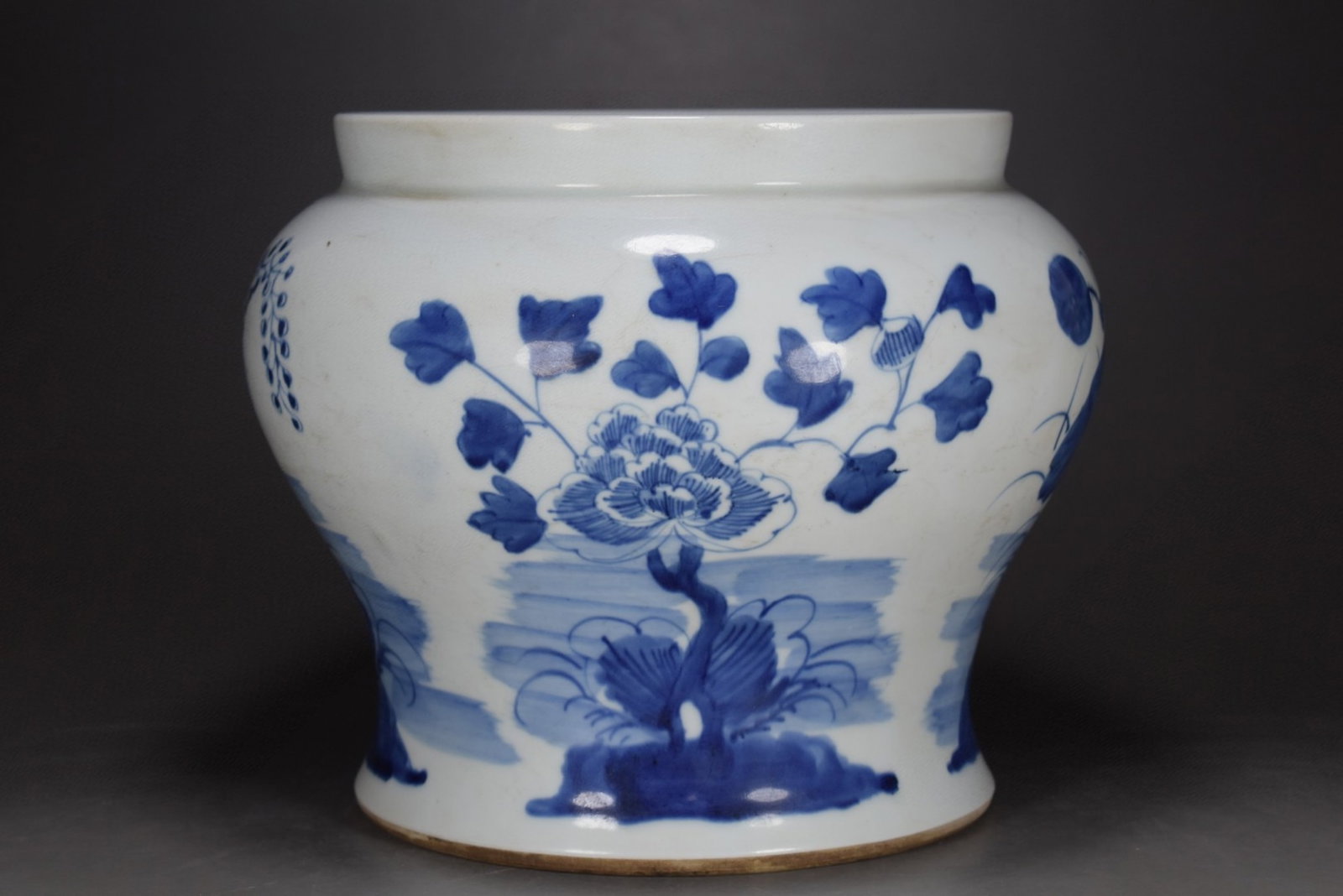 An Exquisite Blue and White Flower Pattern Vase: An Exquisite Blue and White Flower Pattern Vase,Qing Dynasty,China,Size:7.9inx9.4in 青花花卉纹瓶,中国清代