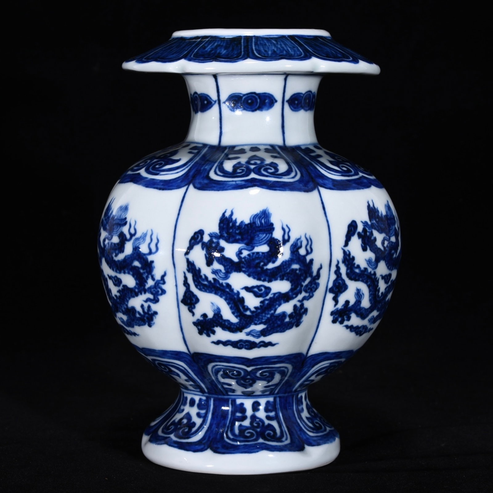 A Huge Blue and White Dragon Pattern Vase: A Huge Blue and White Dragon Pattern Vase,Ming Dynasty,China,Xuande Six-character Mark,Size:17.7inx10.2in 青花龙纹瓶,中国明代,宣德