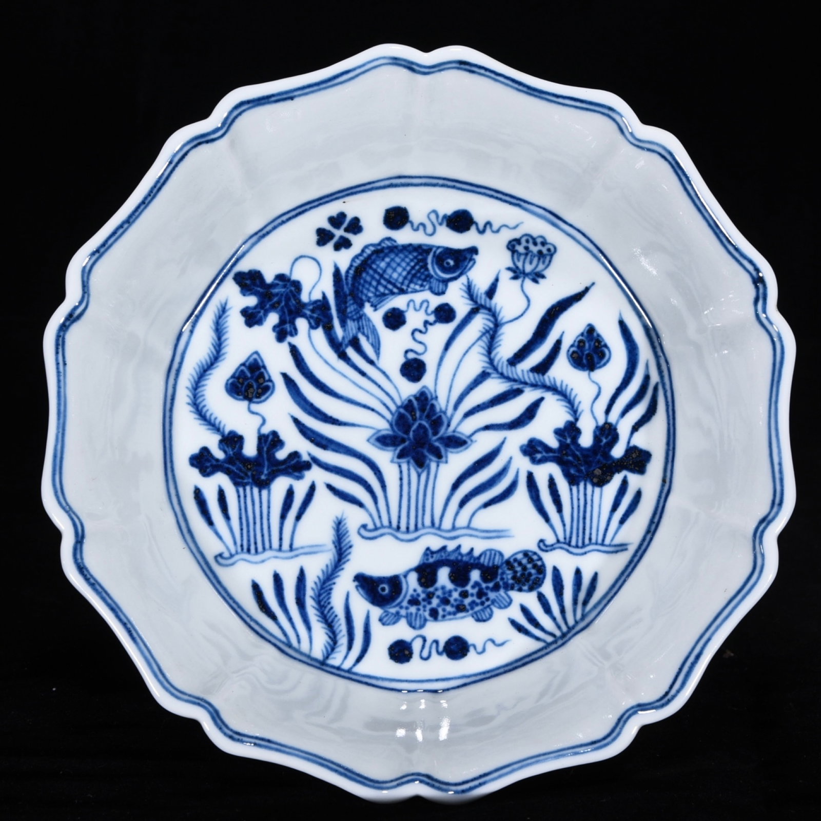 An Exquisite Blue and White Hornwort Pattern Washer: An Exquisite Blue and White Hornwort Pattern Washer,Ming Dynasty,China,Xuande Six-character Mark,Size:2inx7.5in 青花鱼藻纹洗,中国明代,ऩ