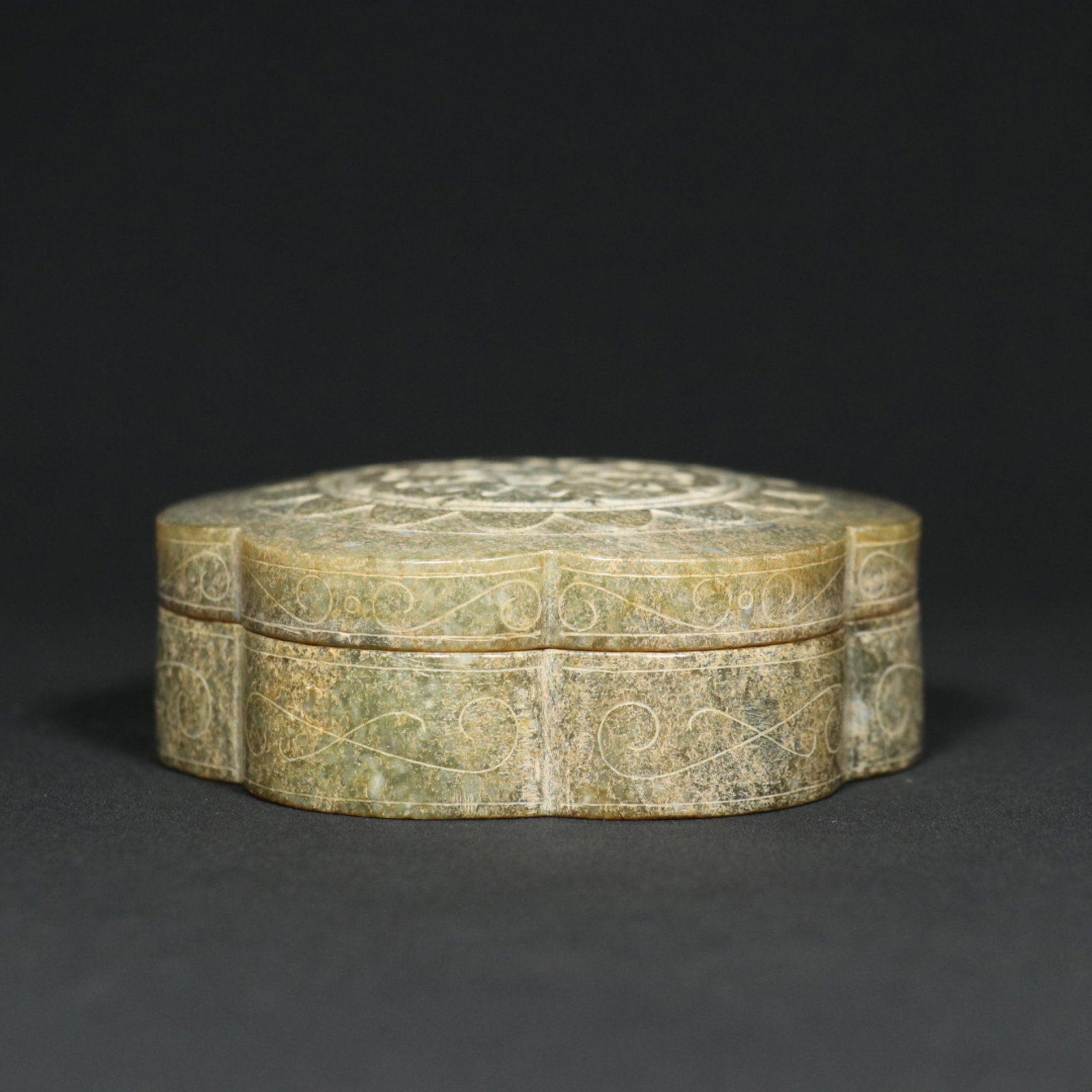 An Exquisite Archaic Jade Flower Pattern Box with Cover: An Exquisite Archaic Jade Flower Pattern Box with Cover,Ancient Time,China,Size:3.5inx1.3in,Weight:222.5g 高古玉花卉纹盖盒,中国远Ö