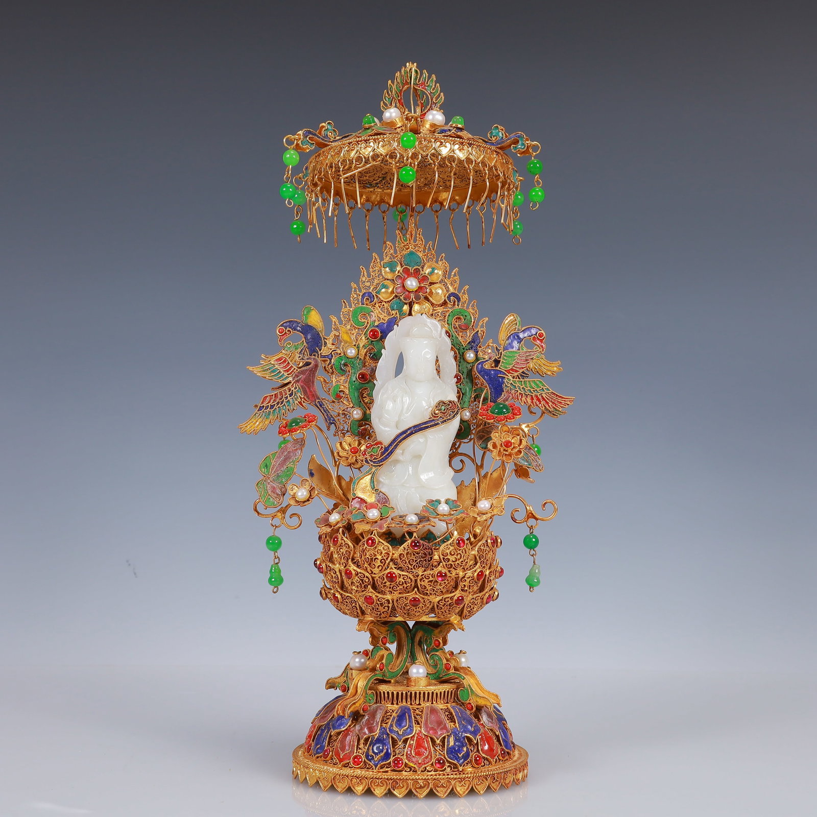 An Exquisite Filigree and Gilding Inlaid White Jade Statue of Avalokitesvara,Inlaid Gems: An Exquisite Filigree and Gilding Inlaid White Jade Statue of Avalokitesvara,Inlaid Gems,Qing Dynasty, China,Qianlong Four-Character Mark,Size:6.7inx4.3inx13.8in,Weight:950g 花丝鎏&#