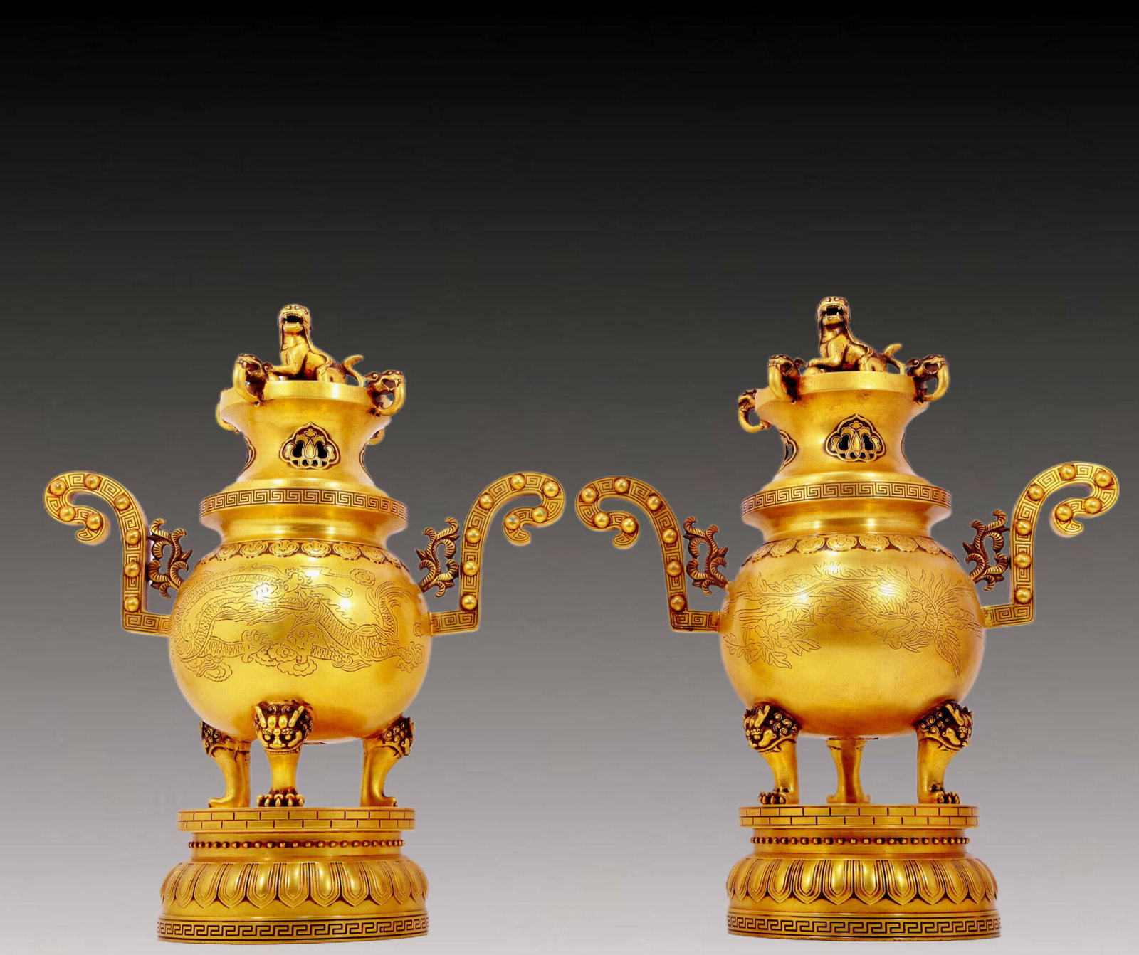 A pair of exquisite gilt bronze phoenix and flower pattern double-eared and three-legged incense: A pair of gilt bronze phoenix flower pattern double-eared and three-legged incense burners, belt, Qing Dynasty, China. The surface has been carefully carved, vividly demonstrating the superb skills of