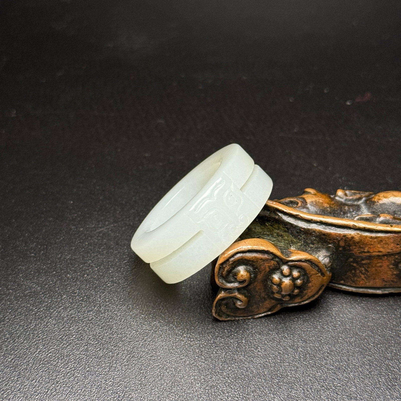 An Exquisite White Jade Ring - 2