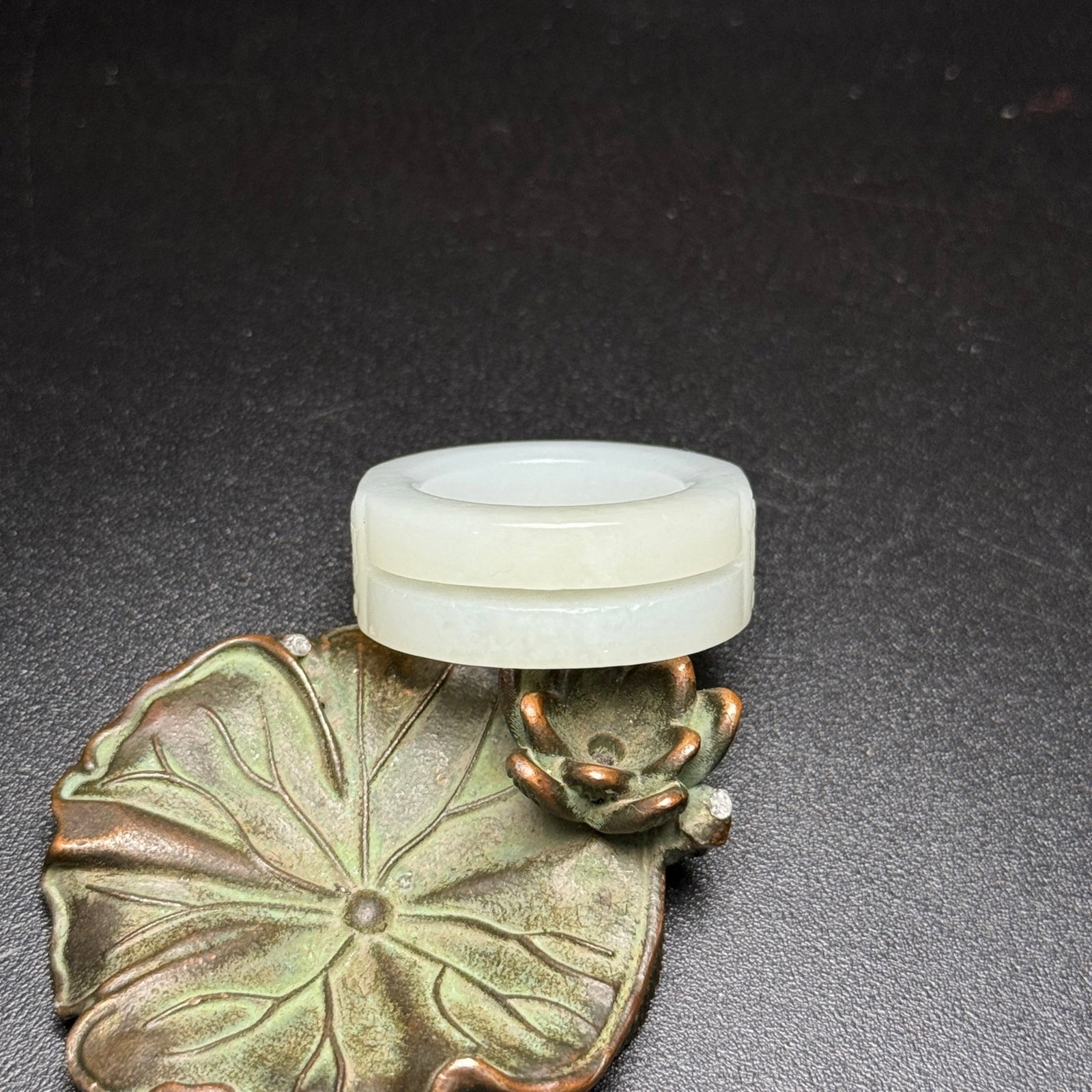 An Exquisite White Jade Ring - 3