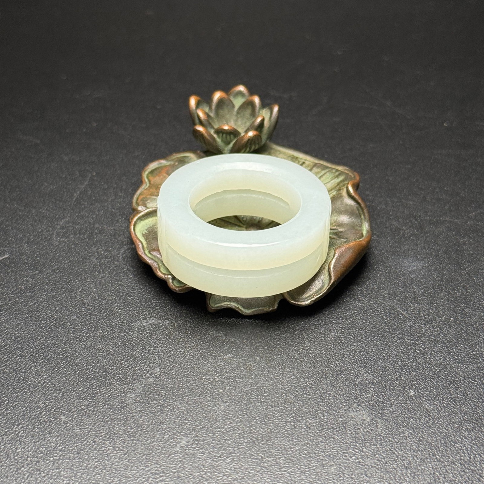 An Exquisite White Jade Ring - 4