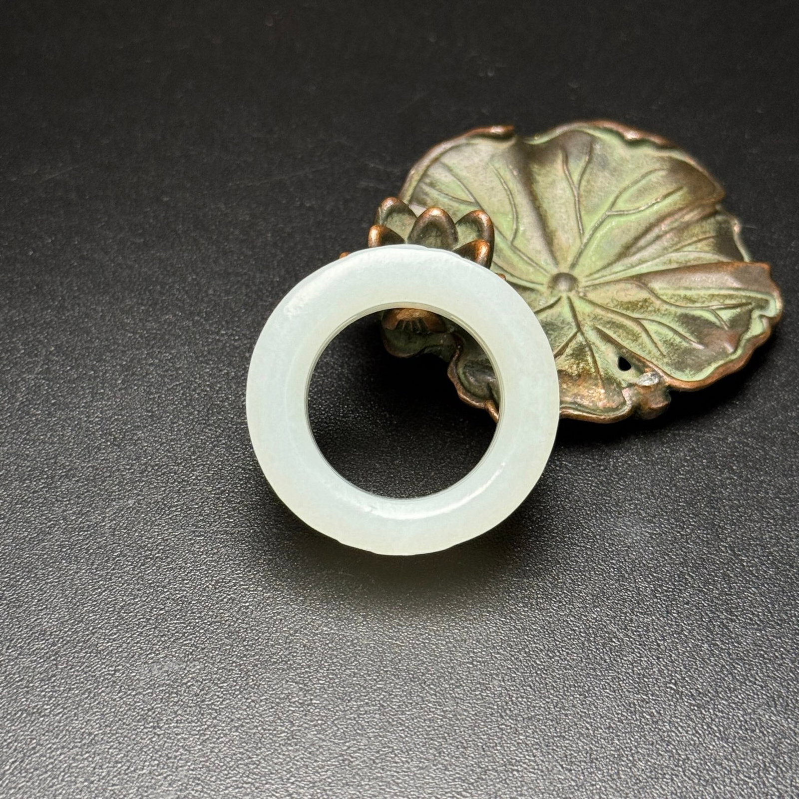 An Exquisite White Jade Ring - 5