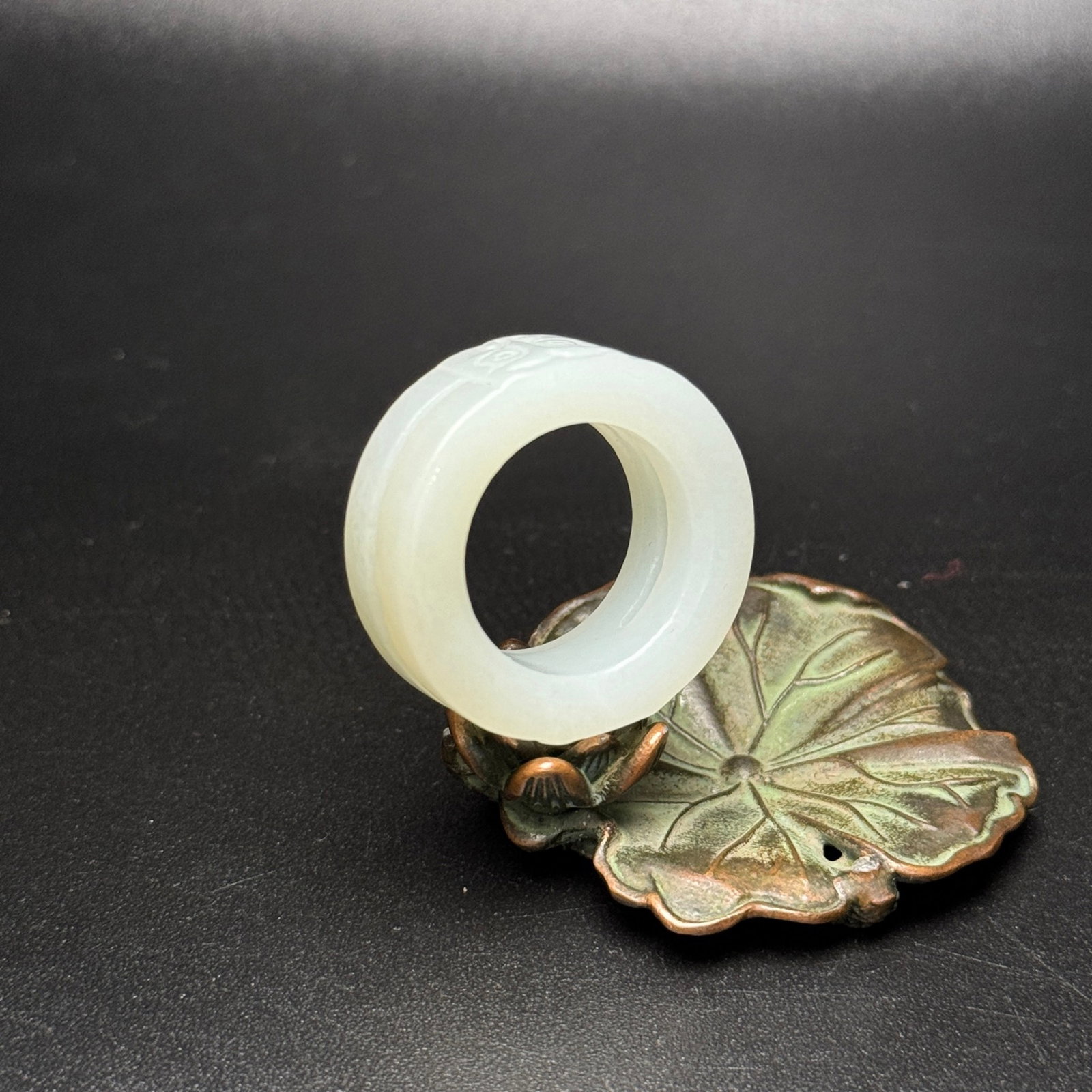 An Exquisite White Jade Ring - 6