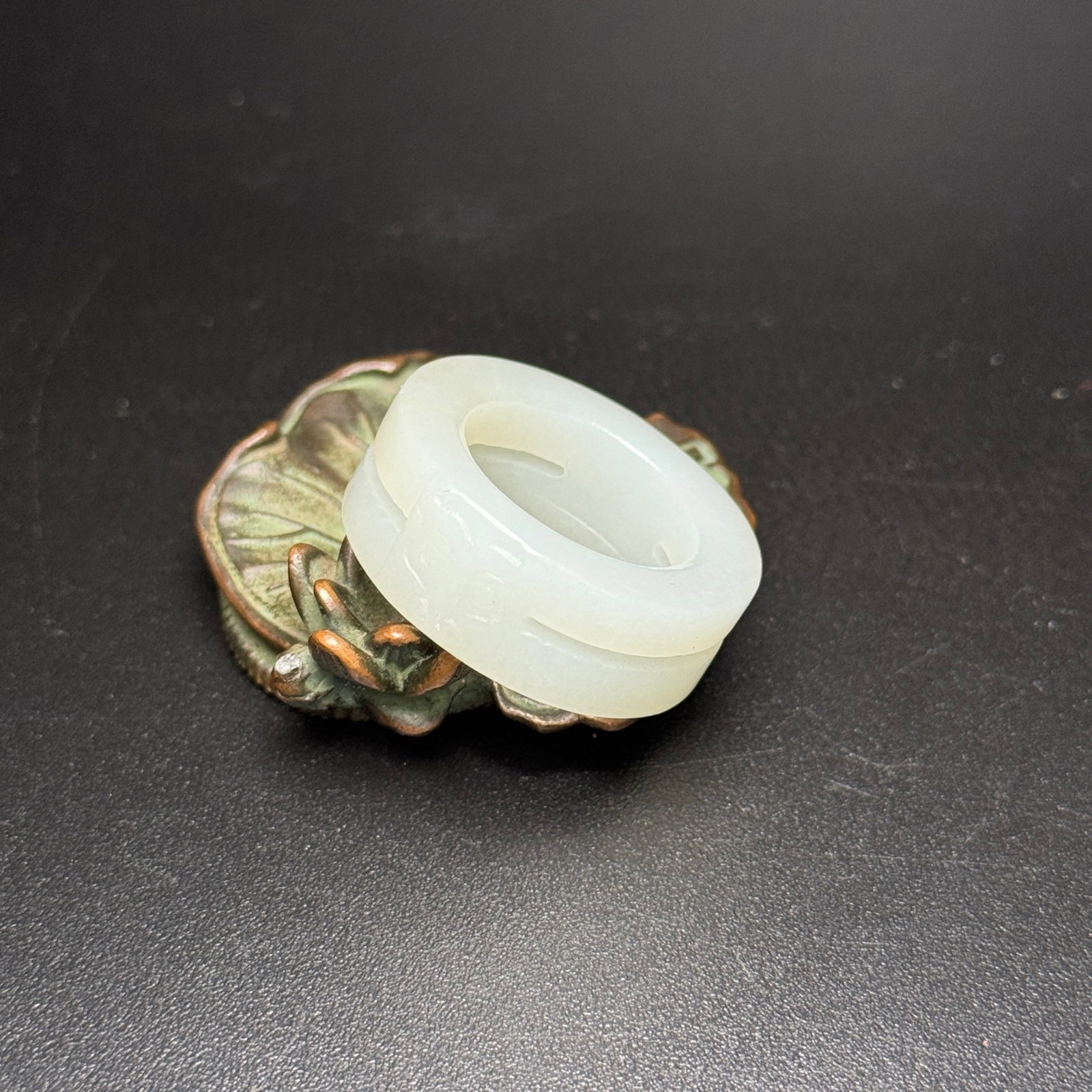 An Exquisite White Jade Ring - 7