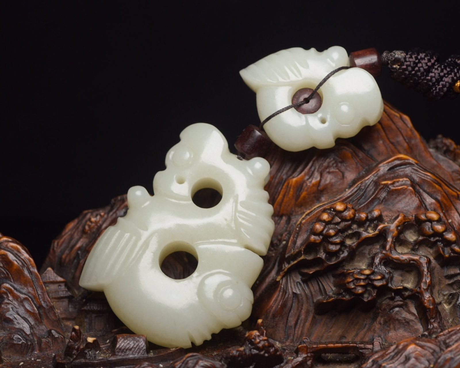 An Exquisite White Jade Pig and Dragon Pendant: An Exquisite White Jade Pig and Dragon Pendant,Qing Dynasty,China,Size:3.7inx1.7inx0.6in,Weight:81g 白玉猪龙挂件,中国清代