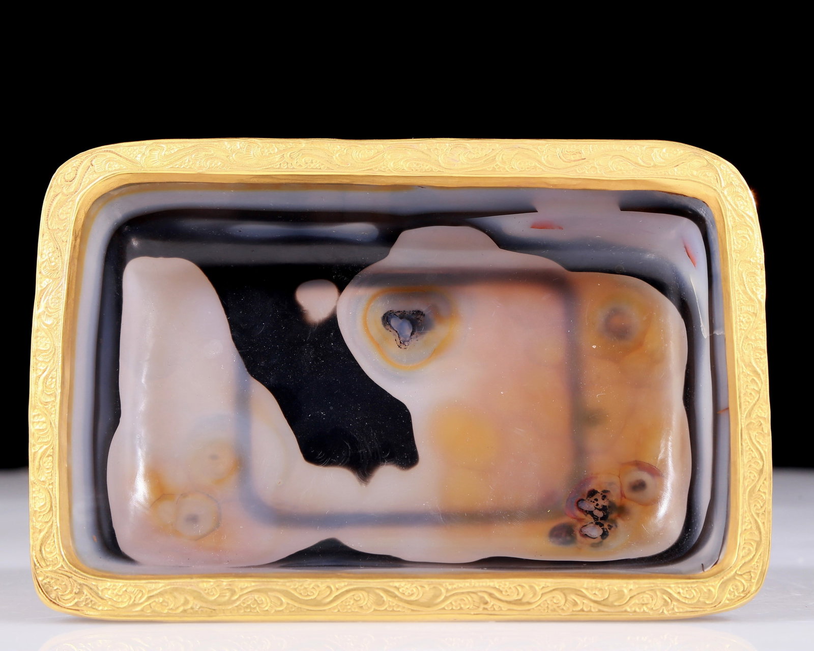 An exquisite agate gold plate: An exquisite agate-covered gold plate, Qing Dynasty, China, Size: 5.8inx3.9inx1.4in Weight: 195g 玛瑙包金盘，中国清代
