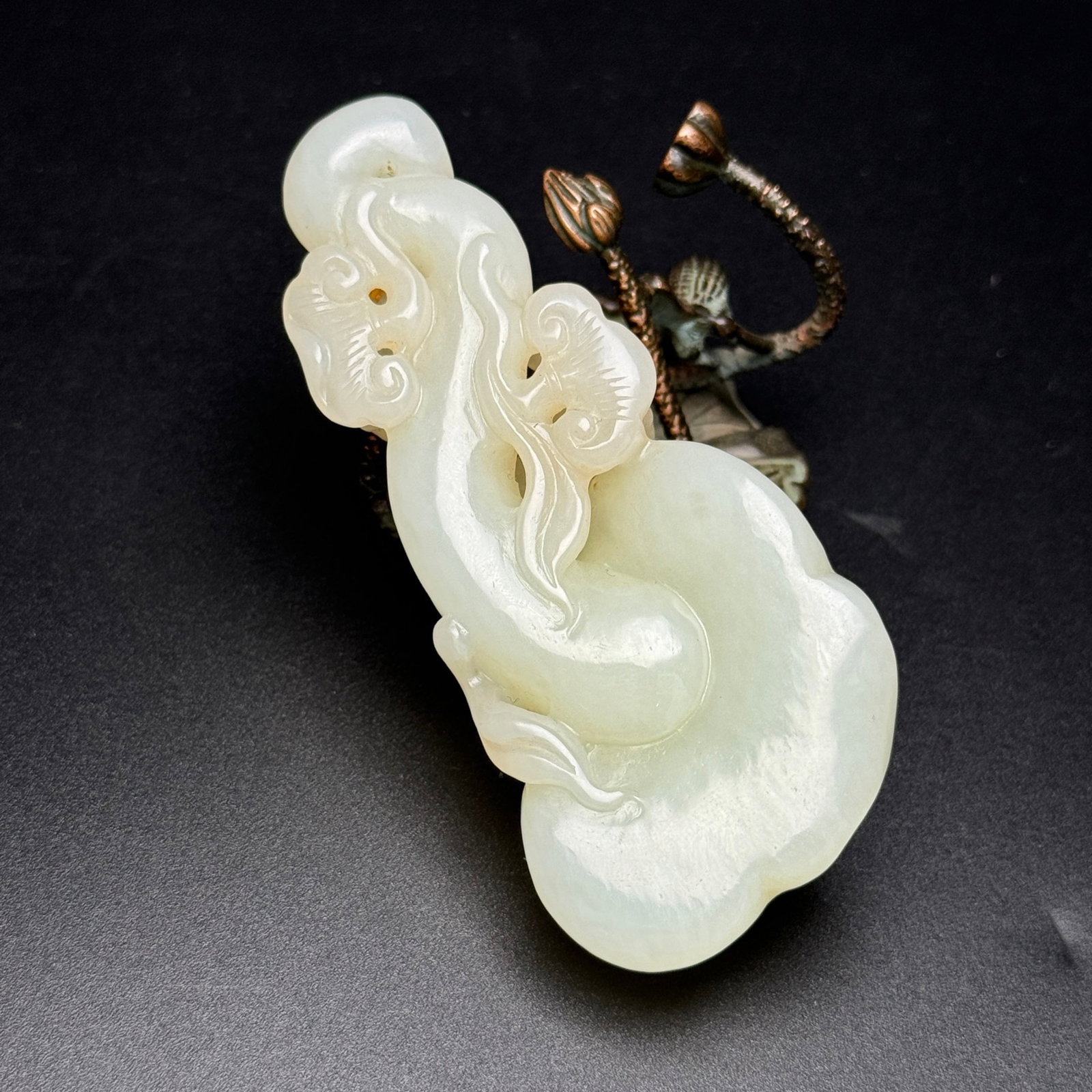 An Exquisite White Jade Ganoderma lucidum Pattern Ruyi: An Exquisite White Jade Ganoderma lucidum Pattern Ruyi,Qing Dynasty,China,Size:96mmx42mmx26mm,Weight:101g 白玉灵芝纹如意,中国清代